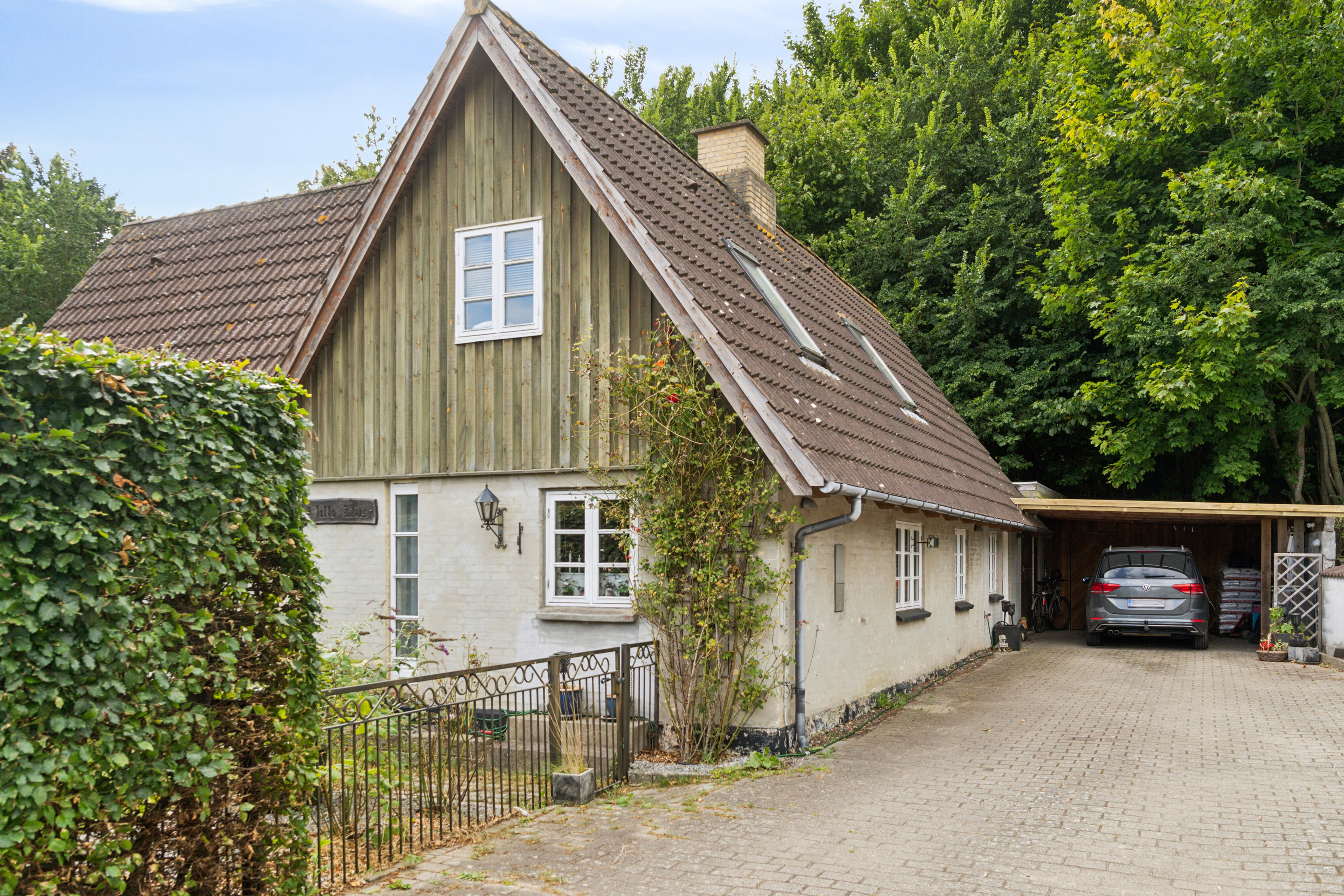 Miniaturebillede 1: set fra vejen. Billede af Granlystien 11, 4400 Kalundborg