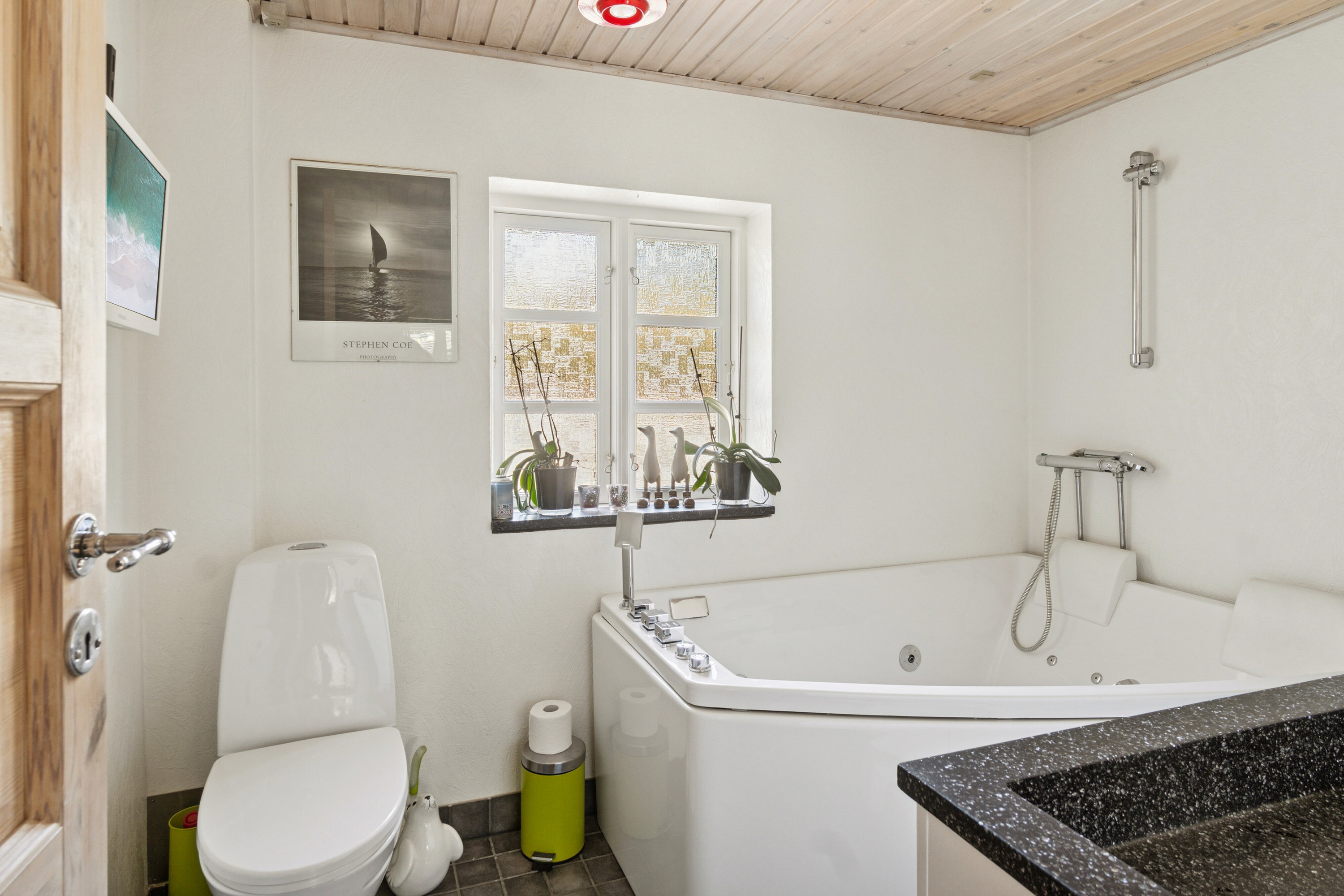 Fremhævet badeværelse billede i fuldskærmstilstand. Billede af Granlystien 11, 4400 Kalundborg