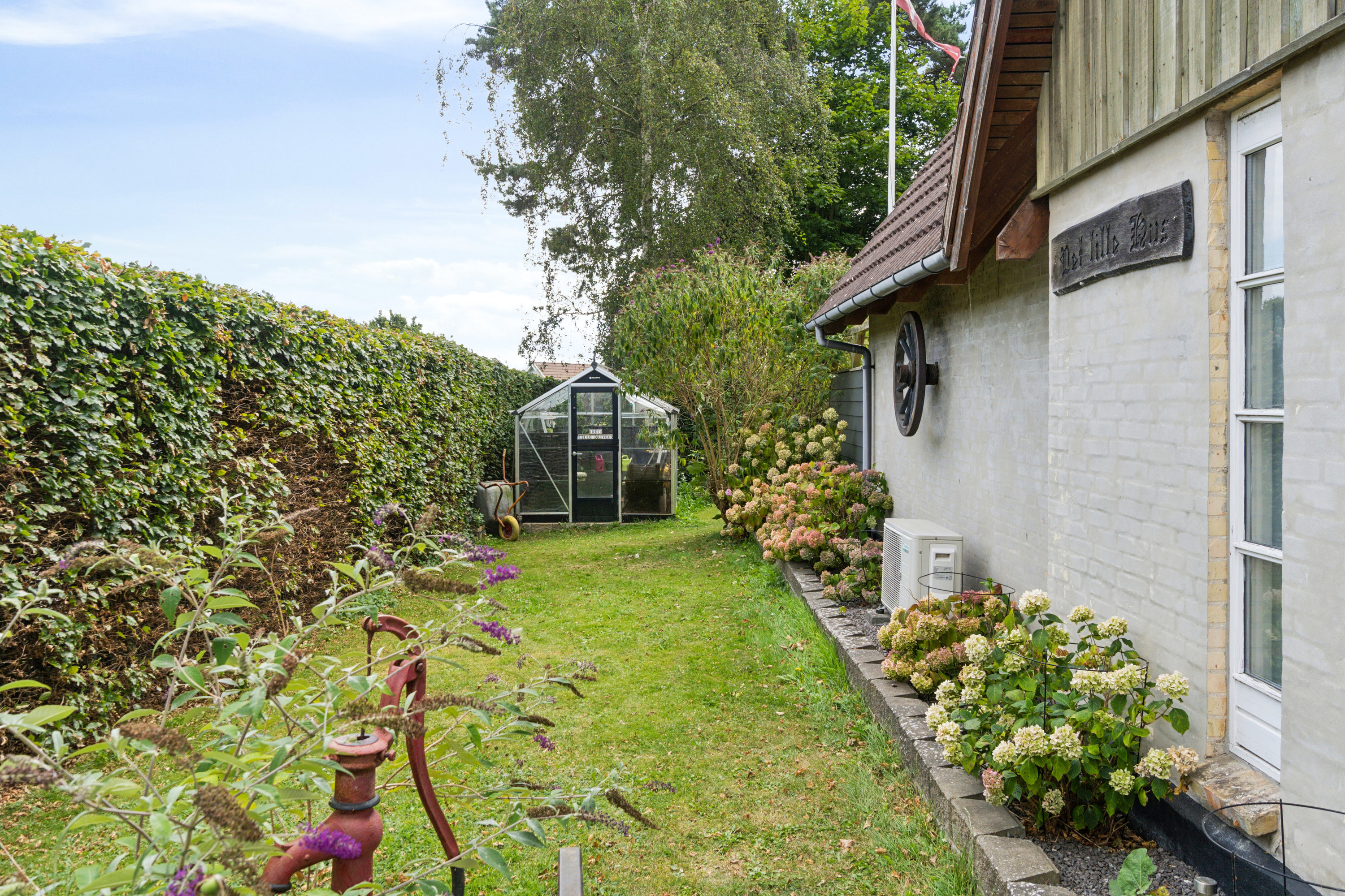 Fremhævet set fra haven billede i fuldskærmstilstand. Billede af Granlystien 11, 4400 Kalundborg