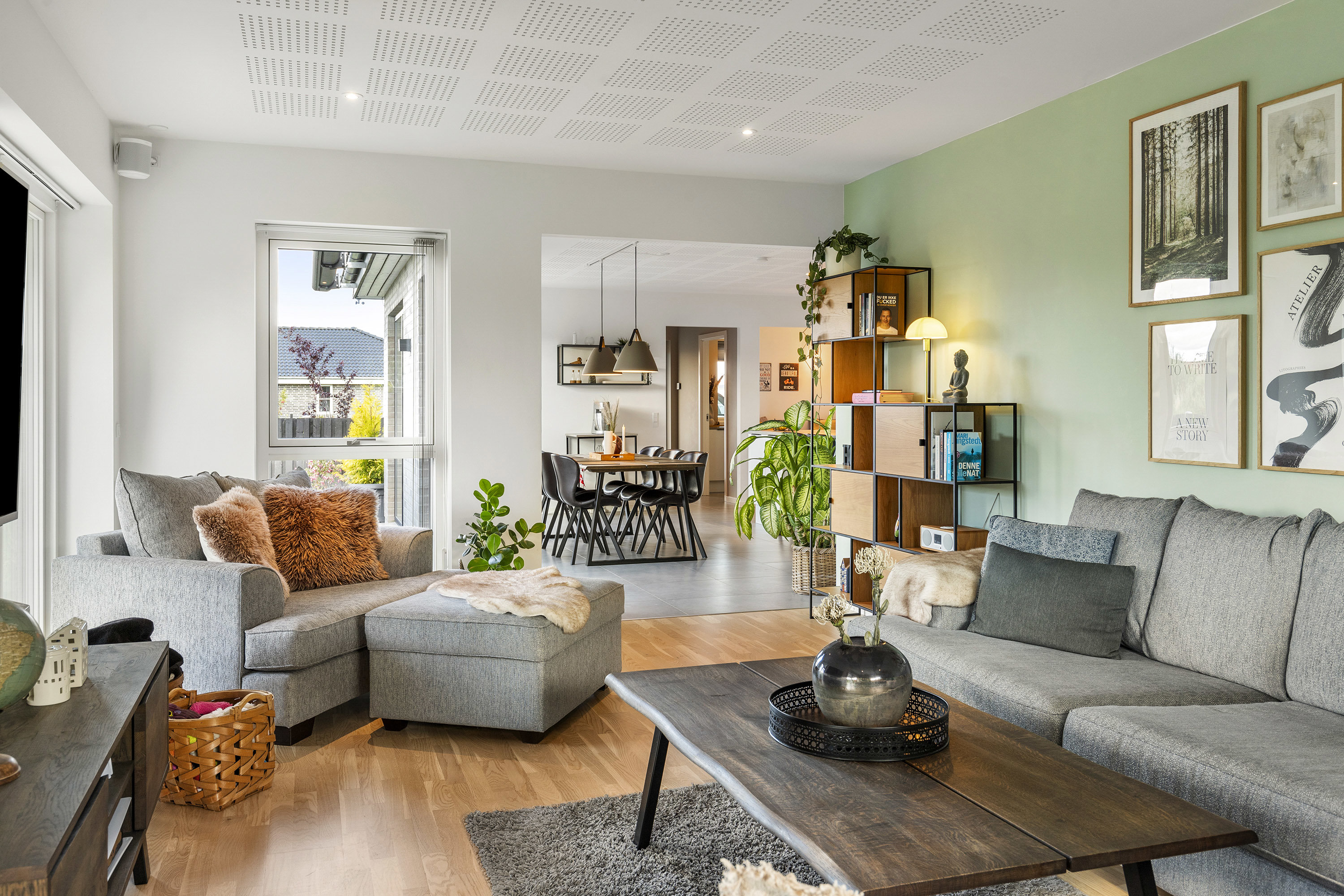 Fremhævet stue billede i fuldskærmstilstand. Billede af Gartnervænget 32, 9760 Vrå