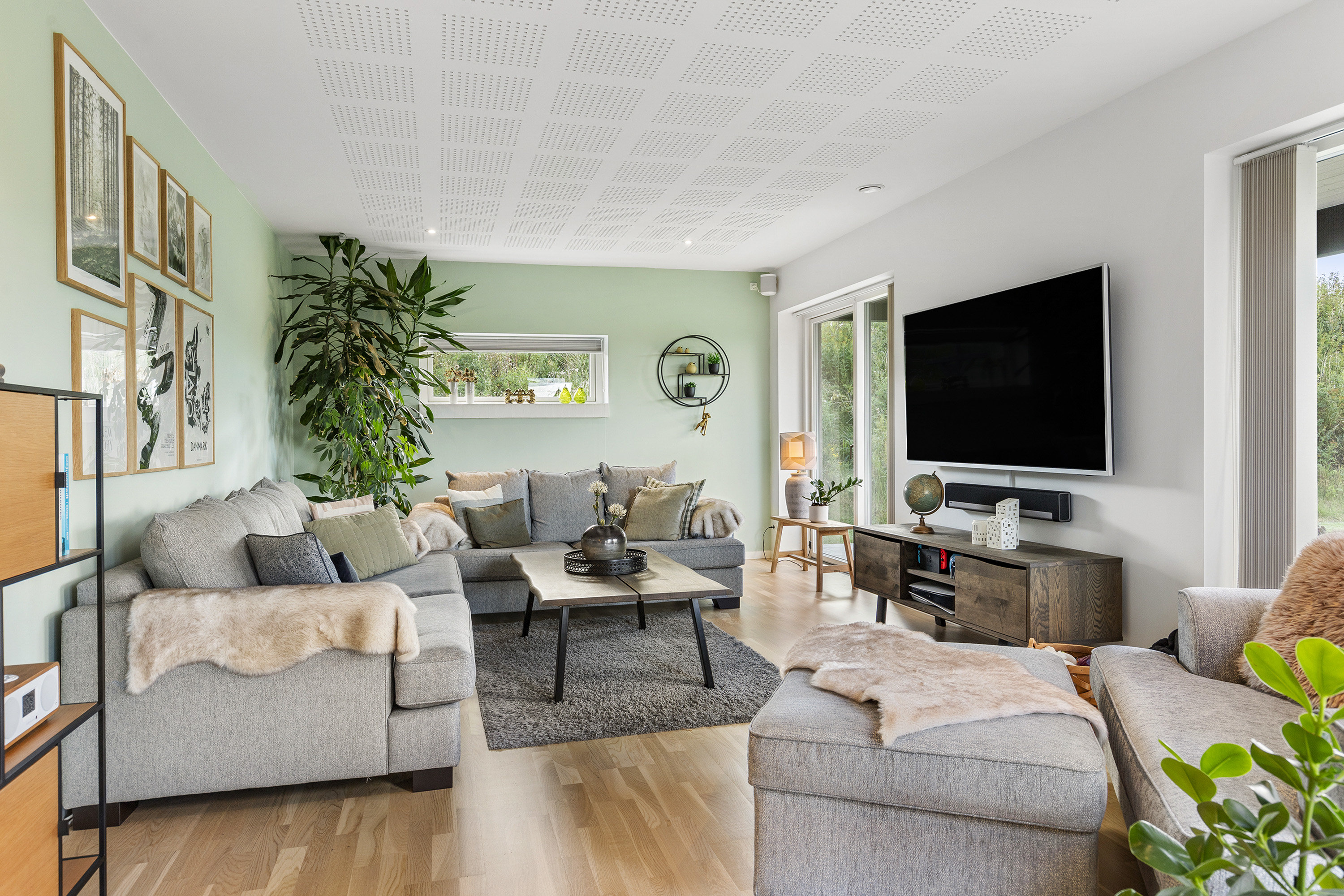 Fremhævet stue billede i fuldskærmstilstand. Billede af Gartnervænget 32, 9760 Vrå