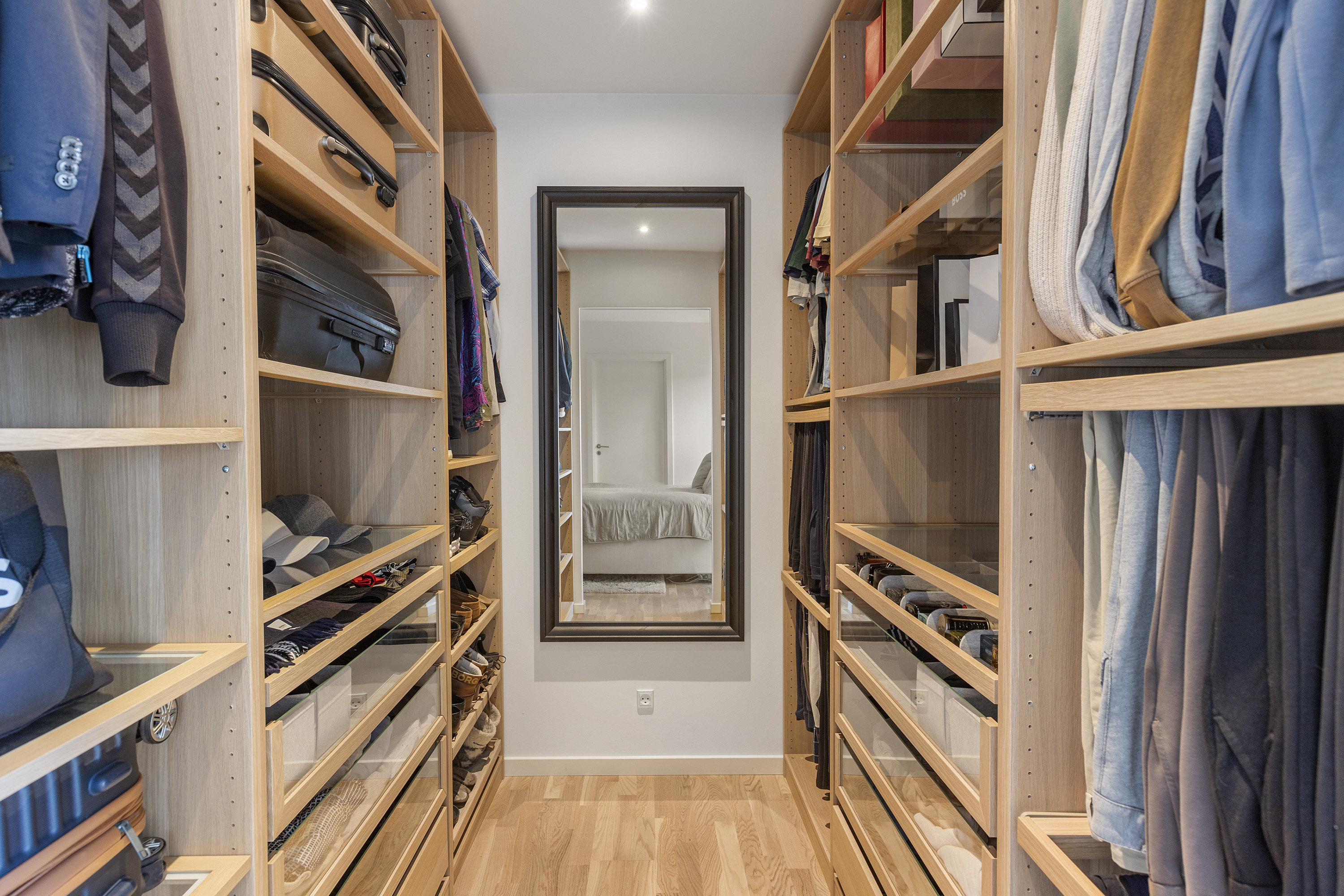 Fremhævet walkin closet billede i fuldskærmstilstand. Billede af Gartnervænget 32, 9760 Vrå