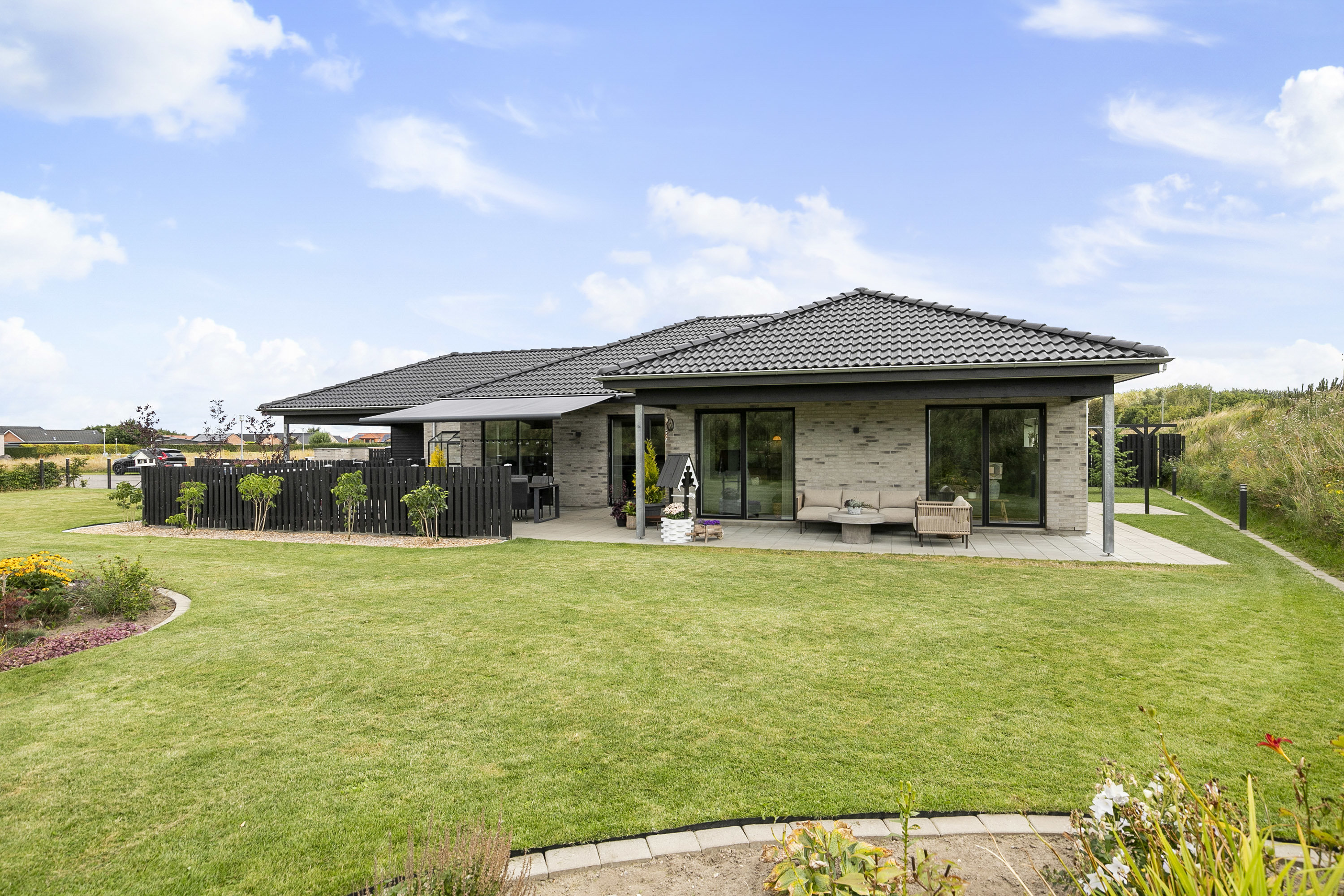 Fremhævet facade billede i fuldskærmstilstand. Billede af Gartnervænget 32, 9760 Vrå