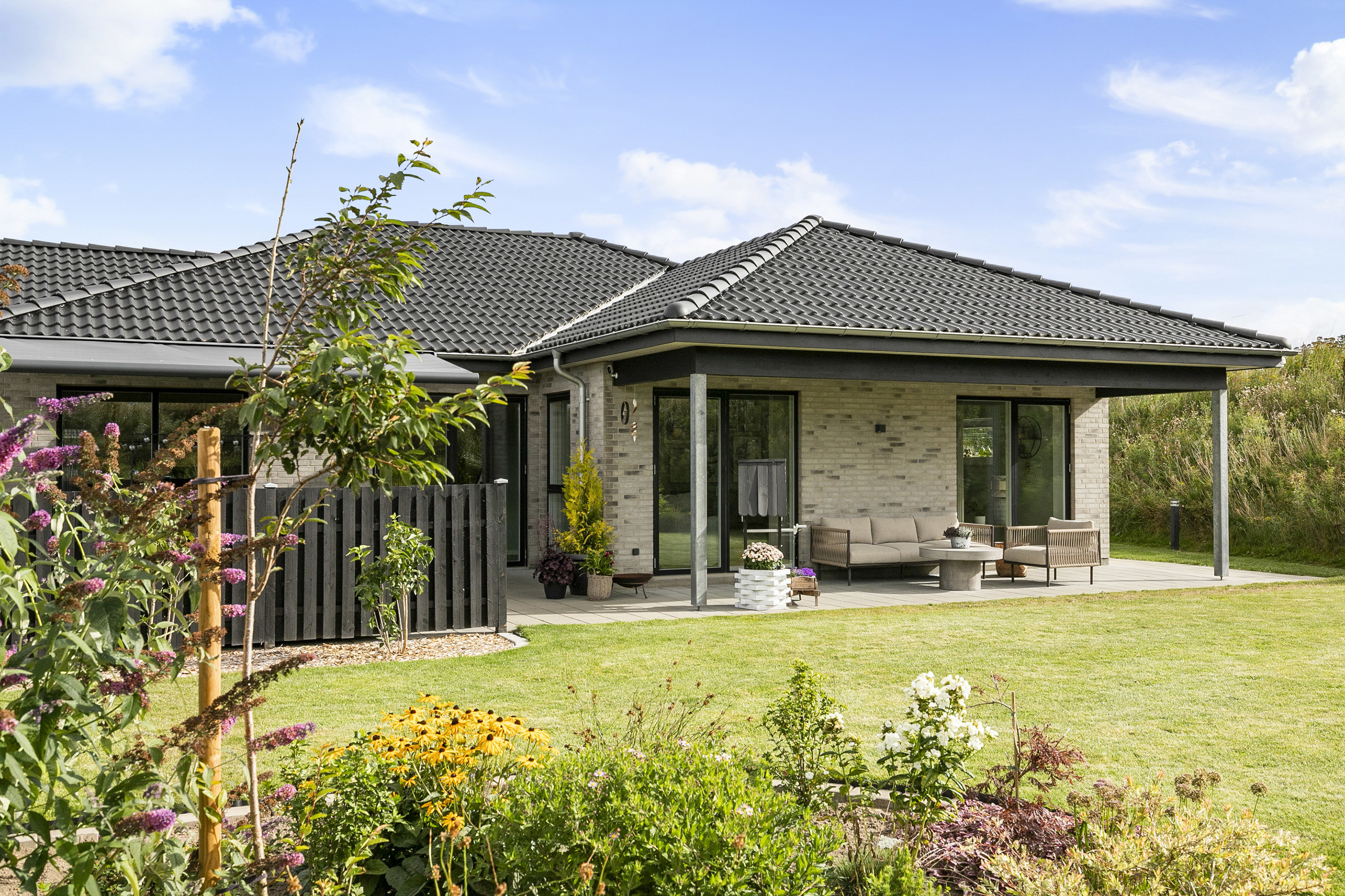 Fremhævet facade billede i fuldskærmstilstand. Billede af Gartnervænget 32, 9760 Vrå