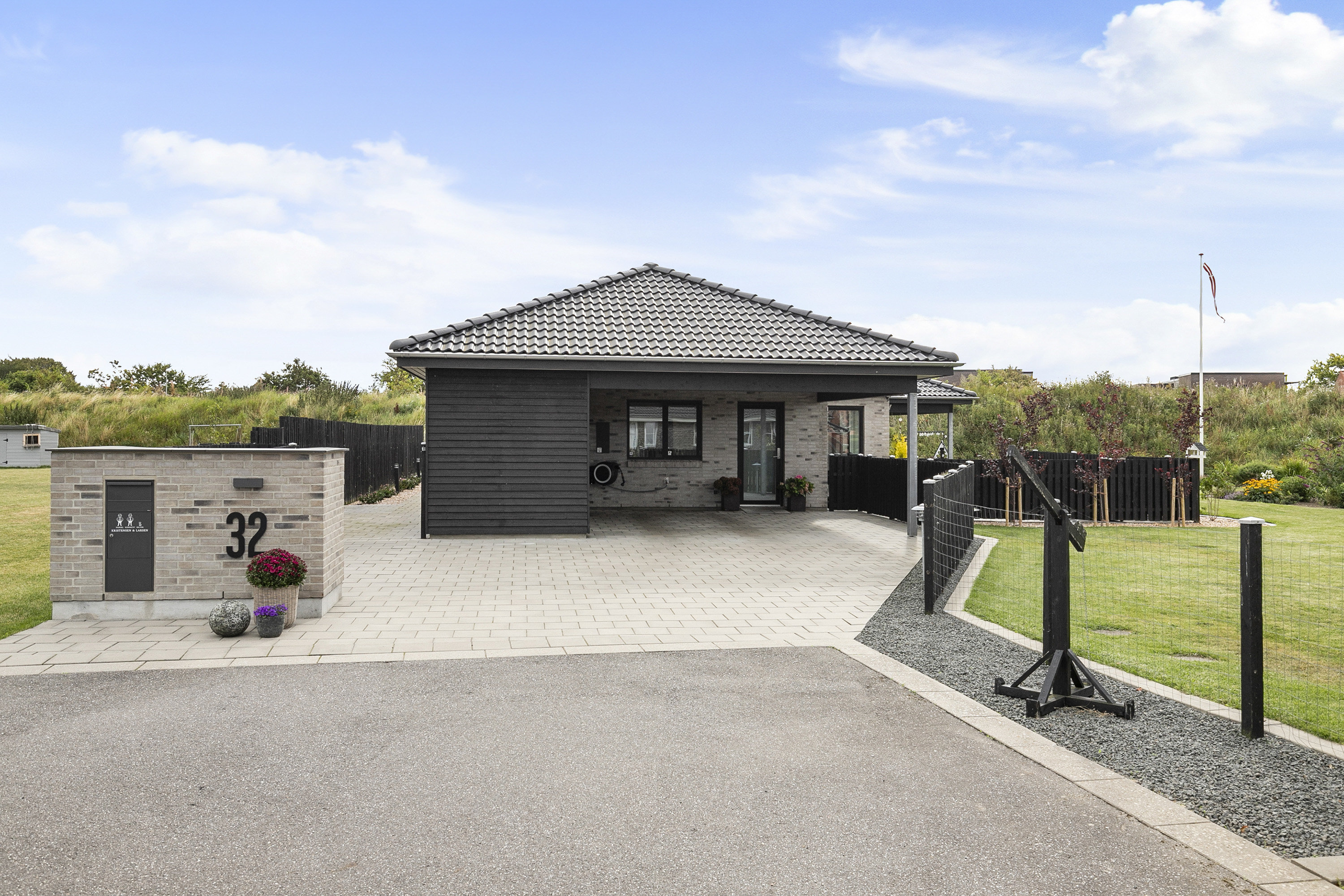 Fremhævet facade billede i fuldskærmstilstand. Billede af Gartnervænget 32, 9760 Vrå