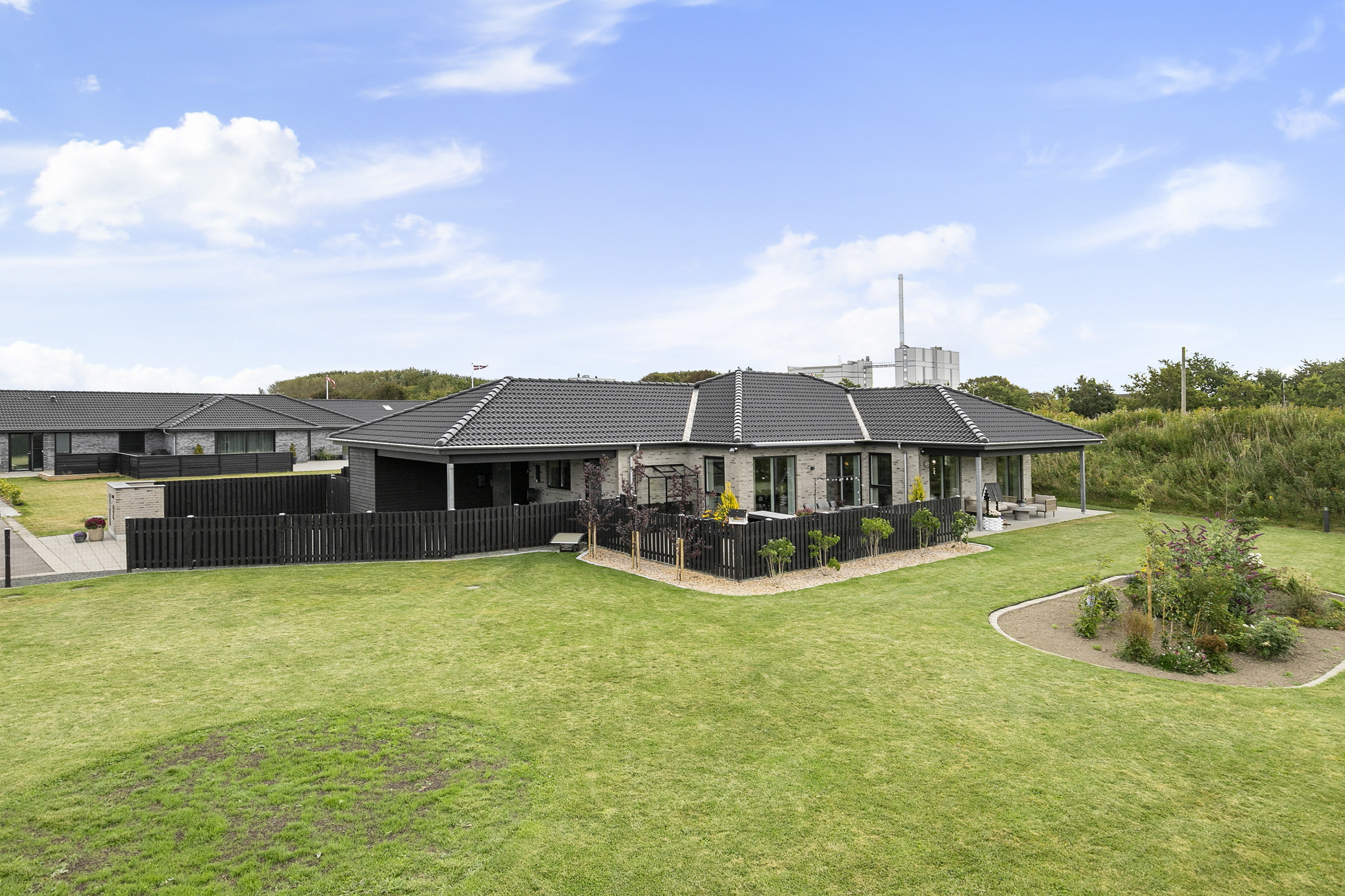 Miniaturebillede 1: facade. Billede af Gartnervænget 32, 9760 Vrå