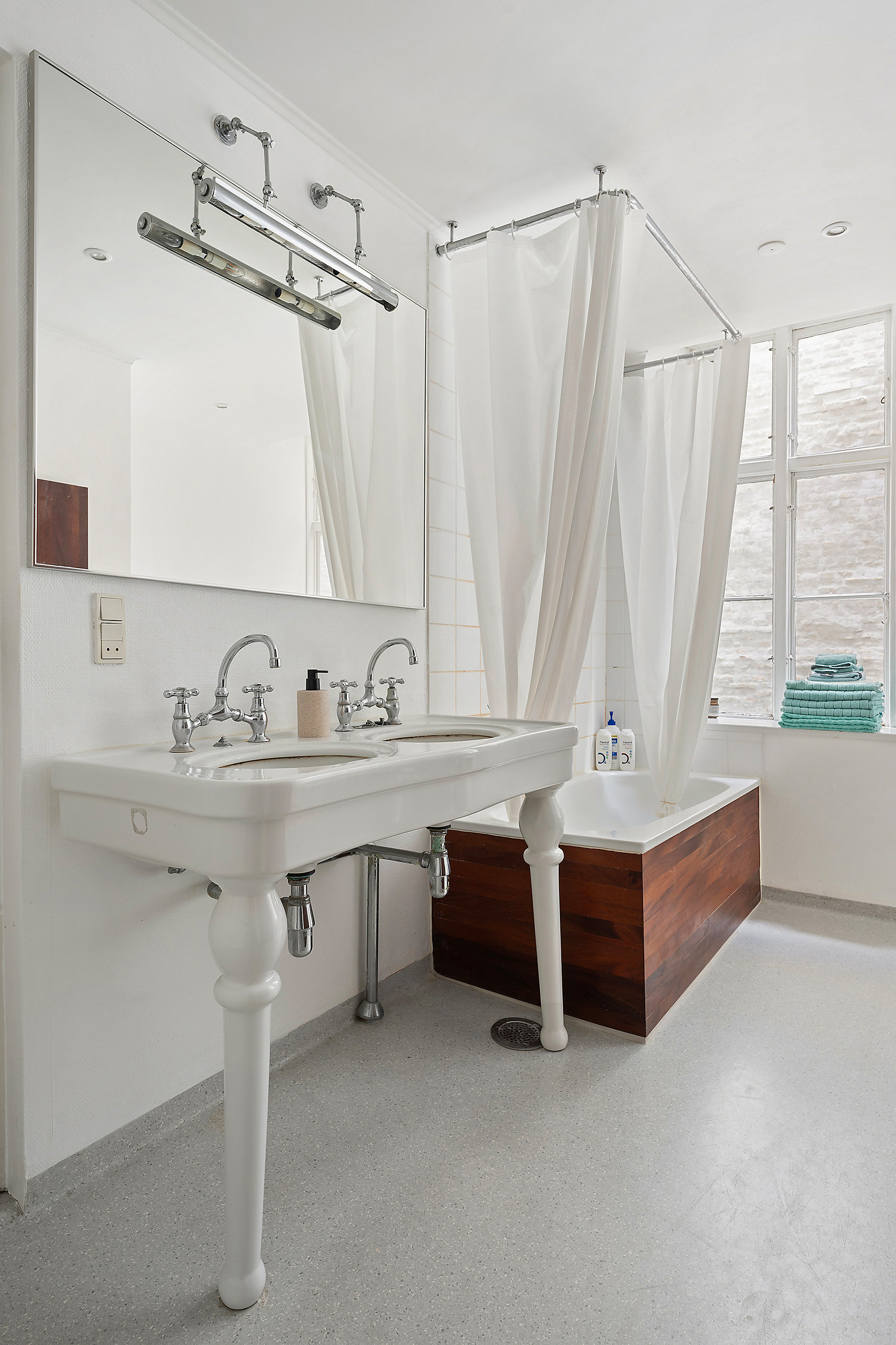 Fremhævet badeværelse billede i fuldskærmstilstand. Billede af Hyskenstræde 5, 1., 1207 København K