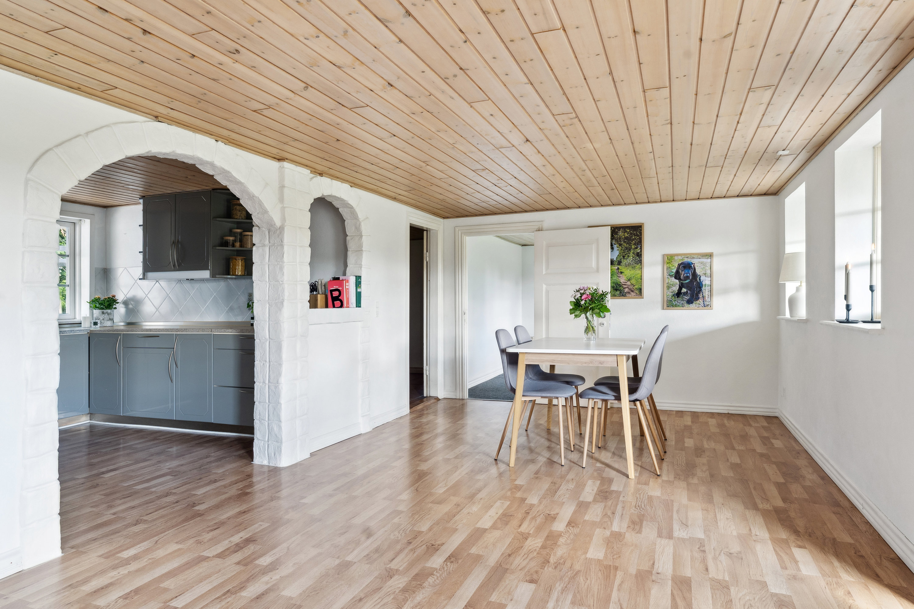 Fremhævet stue billede i fuldskærmstilstand. Billede af Gravene 1, 8981 Spentrup