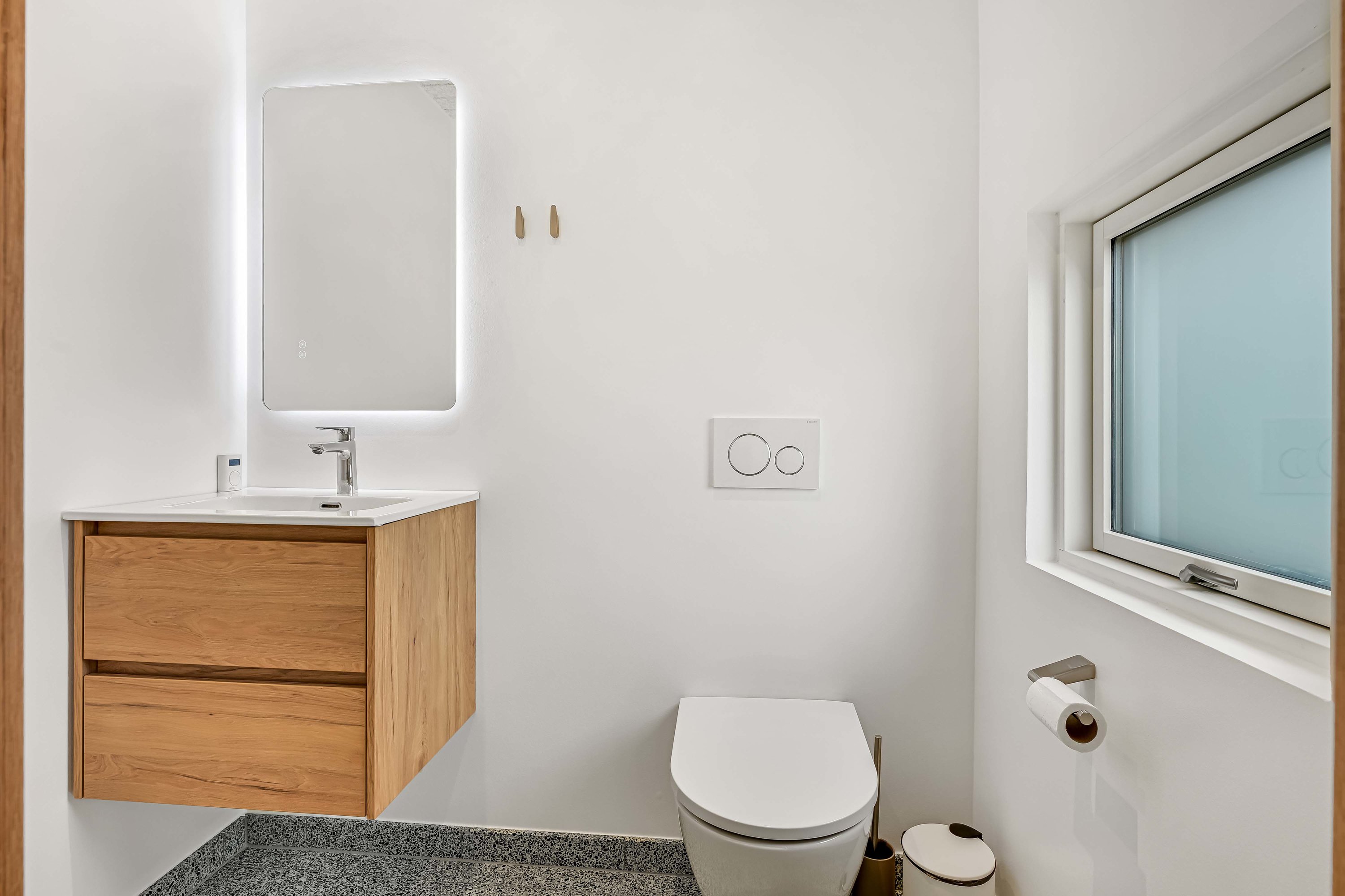 Fremhævet toilet billede i fuldskærmstilstand. Billede af Svinget 6, 6857 Blåvand