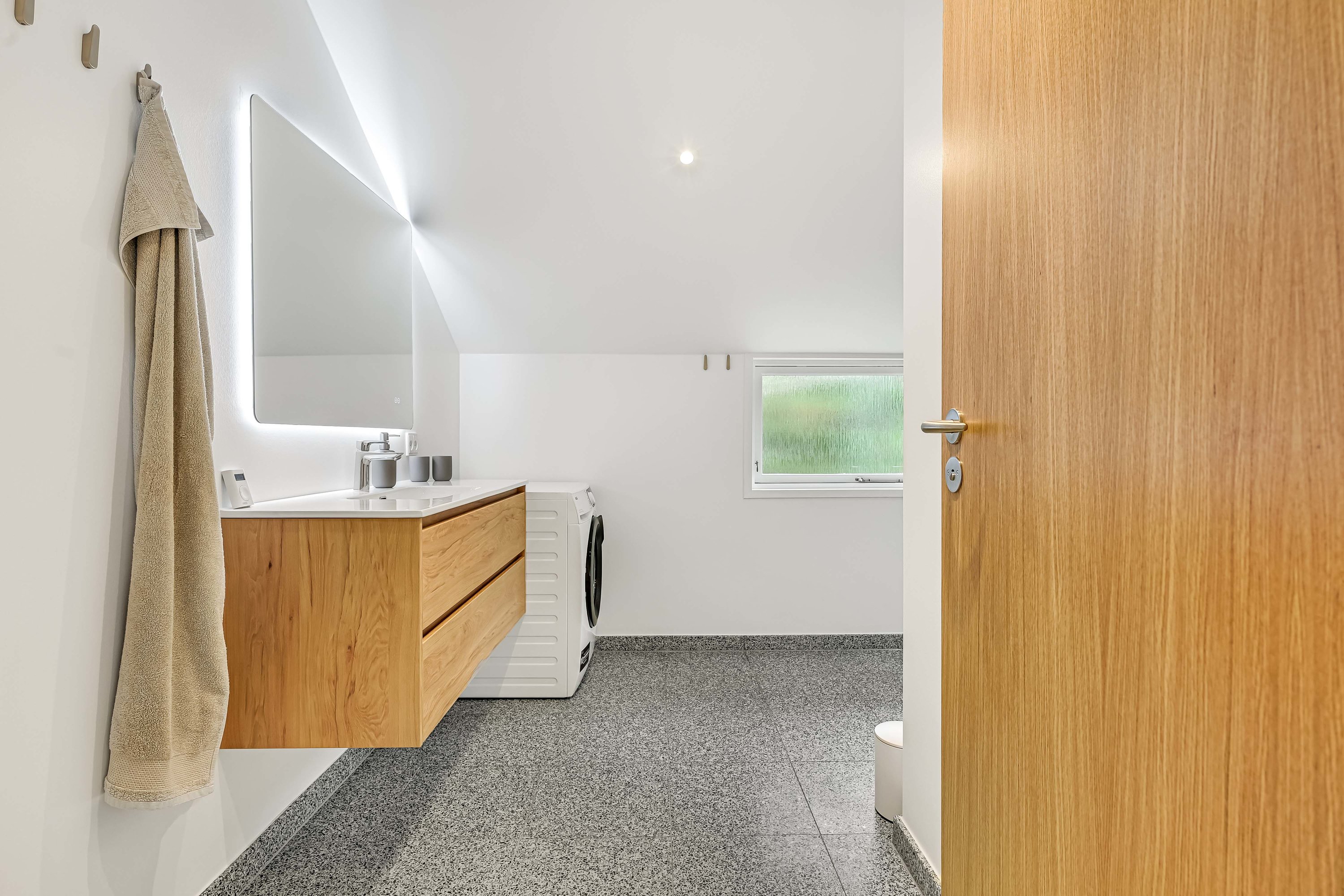 Fremhævet toilet billede i fuldskærmstilstand. Billede af Svinget 6, 6857 Blåvand