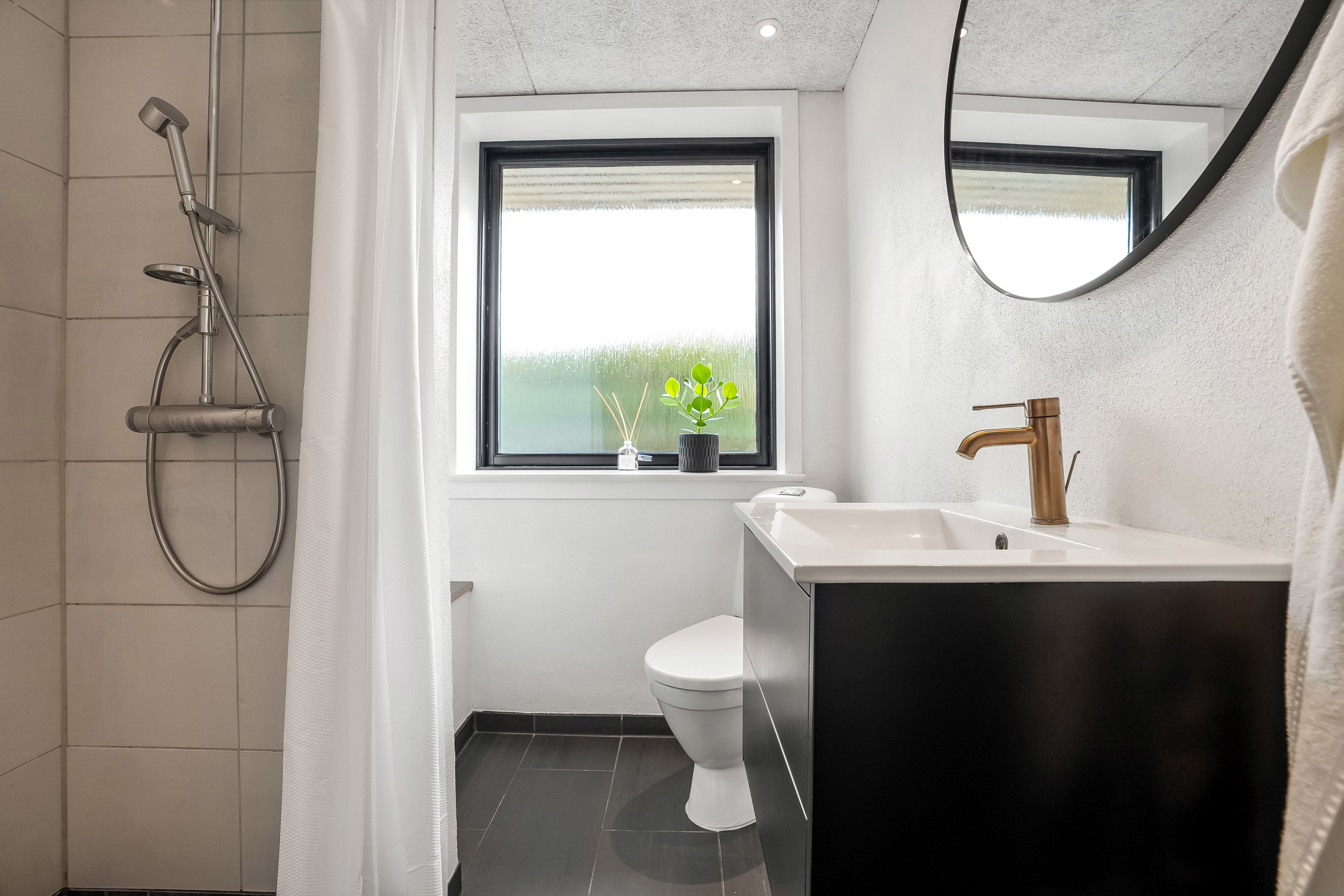Fremhævet badeværelse billede i fuldskærmstilstand. Billede af Spurvevej 3, 5500 Middelfart