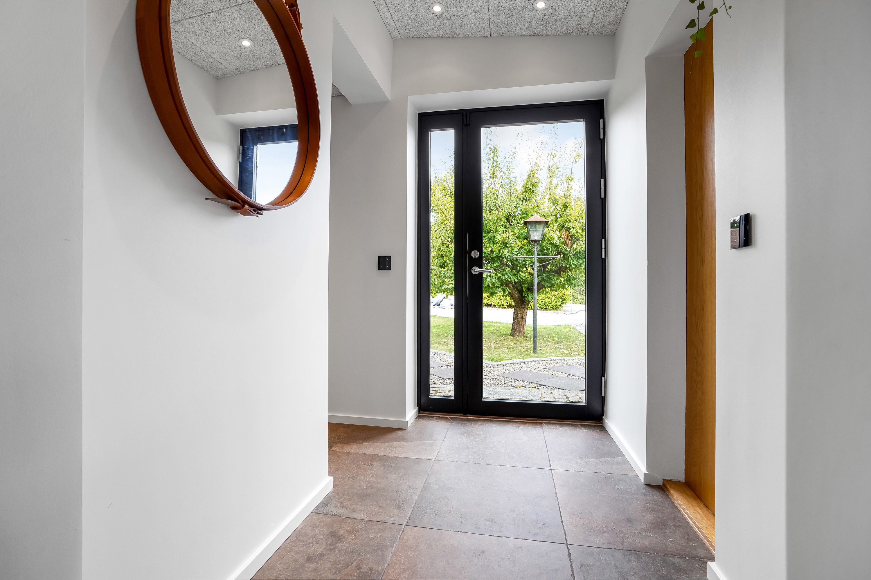 Fremhævet entré billede i fuldskærmstilstand. Billede af Spurvevej 3, 5500 Middelfart