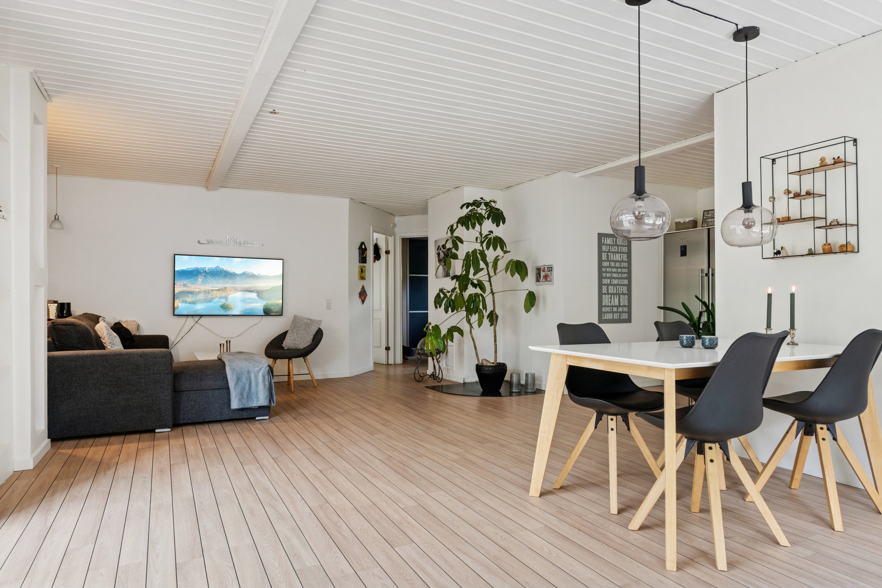 Fremhævet stue billede i fuldskærmstilstand. Billede af Bredekilde 100, 4400 Kalundborg