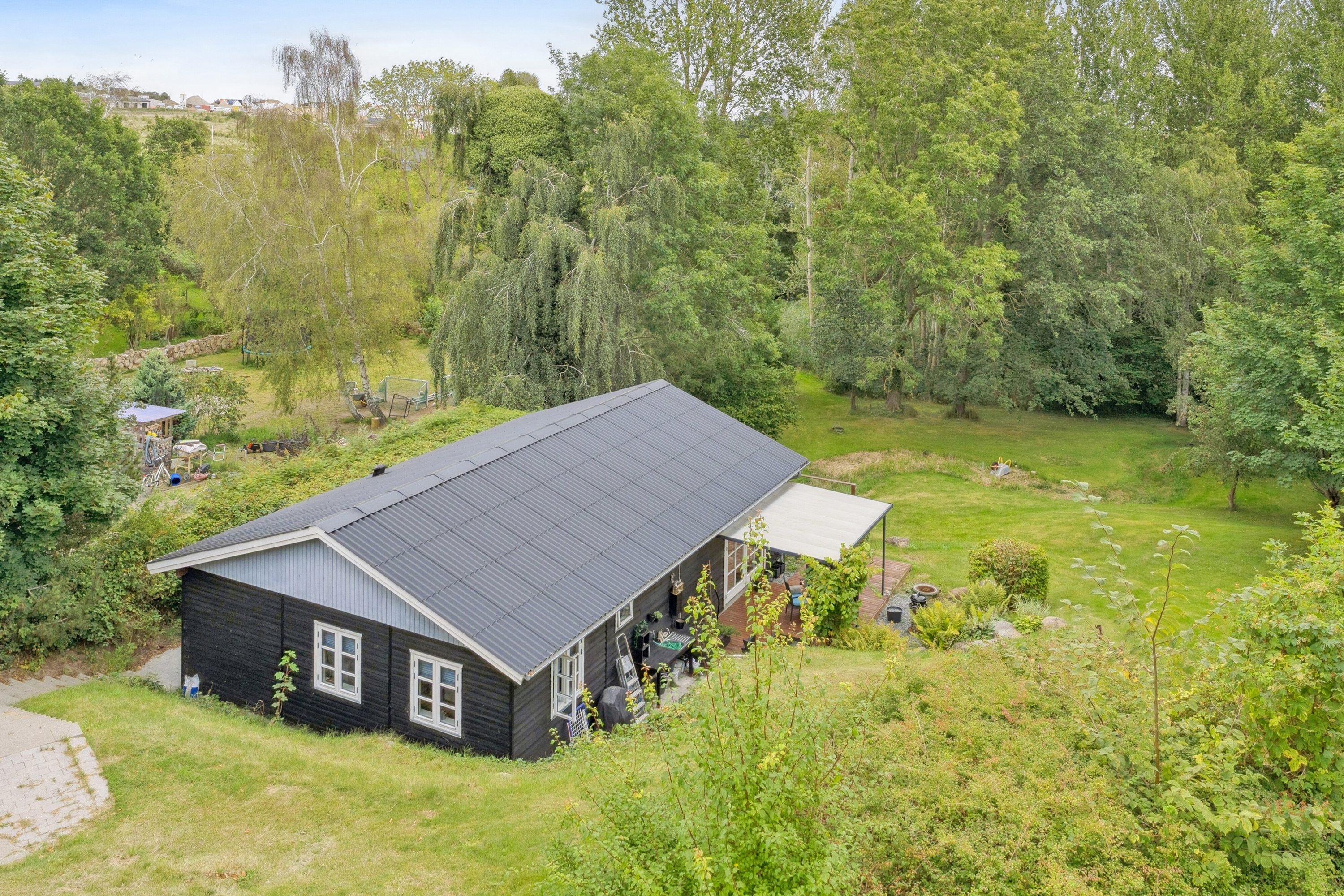 Fremhævet set fra vejen billede i fuldskærmstilstand. Billede af Bredekilde 100, 4400 Kalundborg