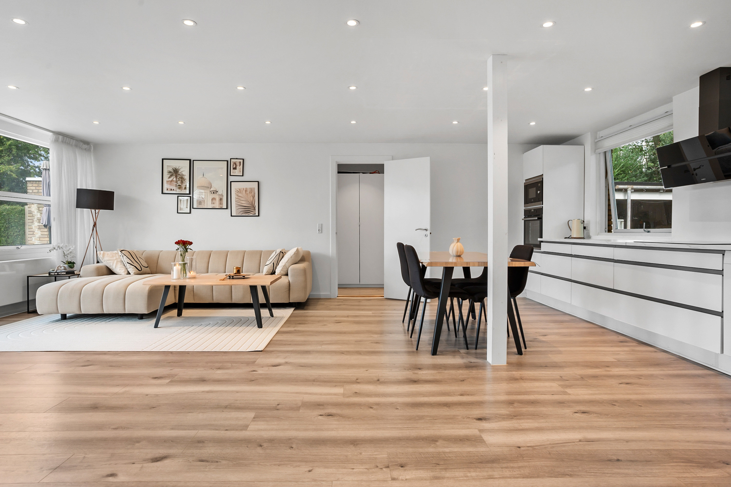 Fremhævet stue billede i fuldskærmstilstand. Billede af Roasvej 50, 2750 Ballerup