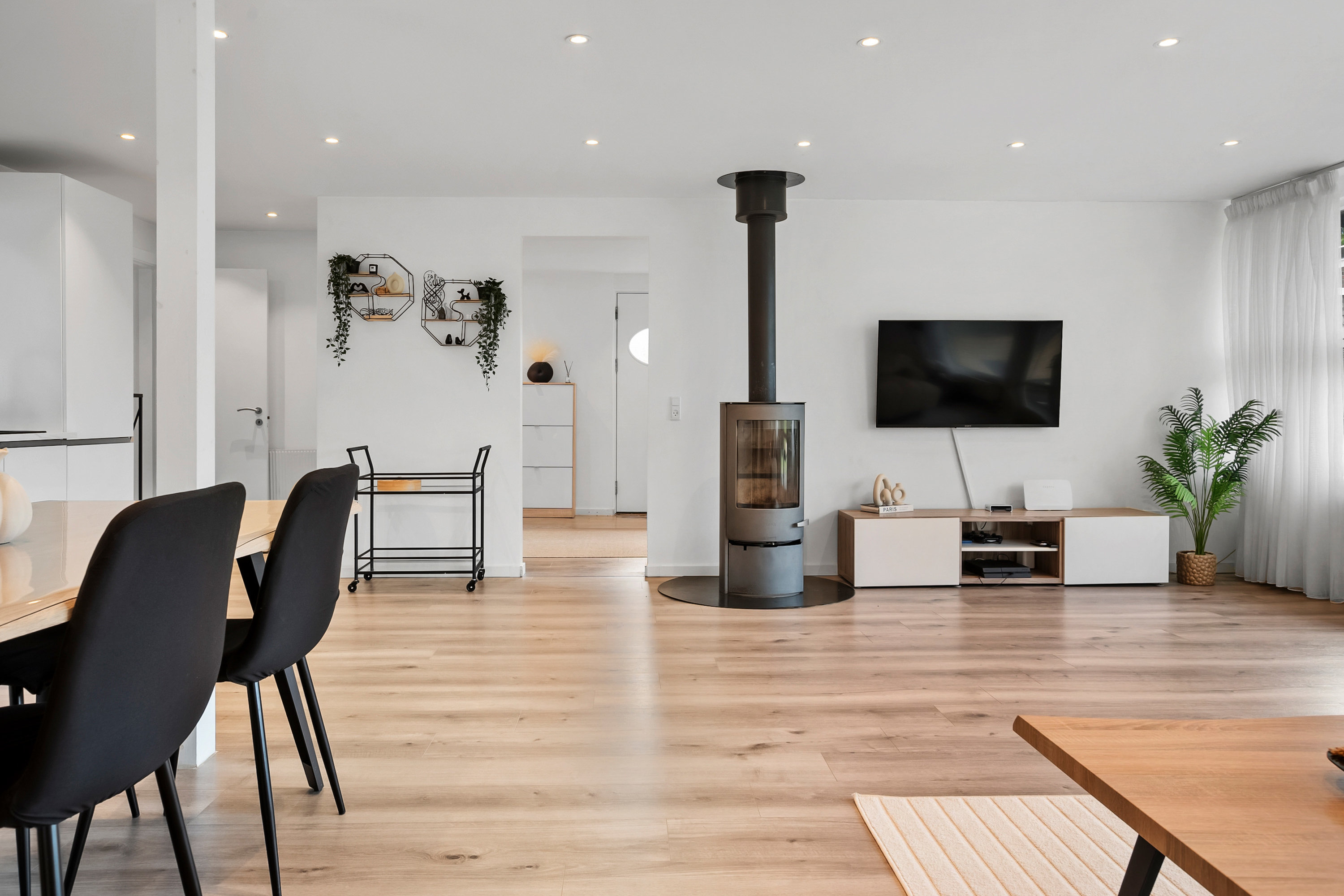 Fremhævet stue billede i fuldskærmstilstand. Billede af Roasvej 50, 2750 Ballerup