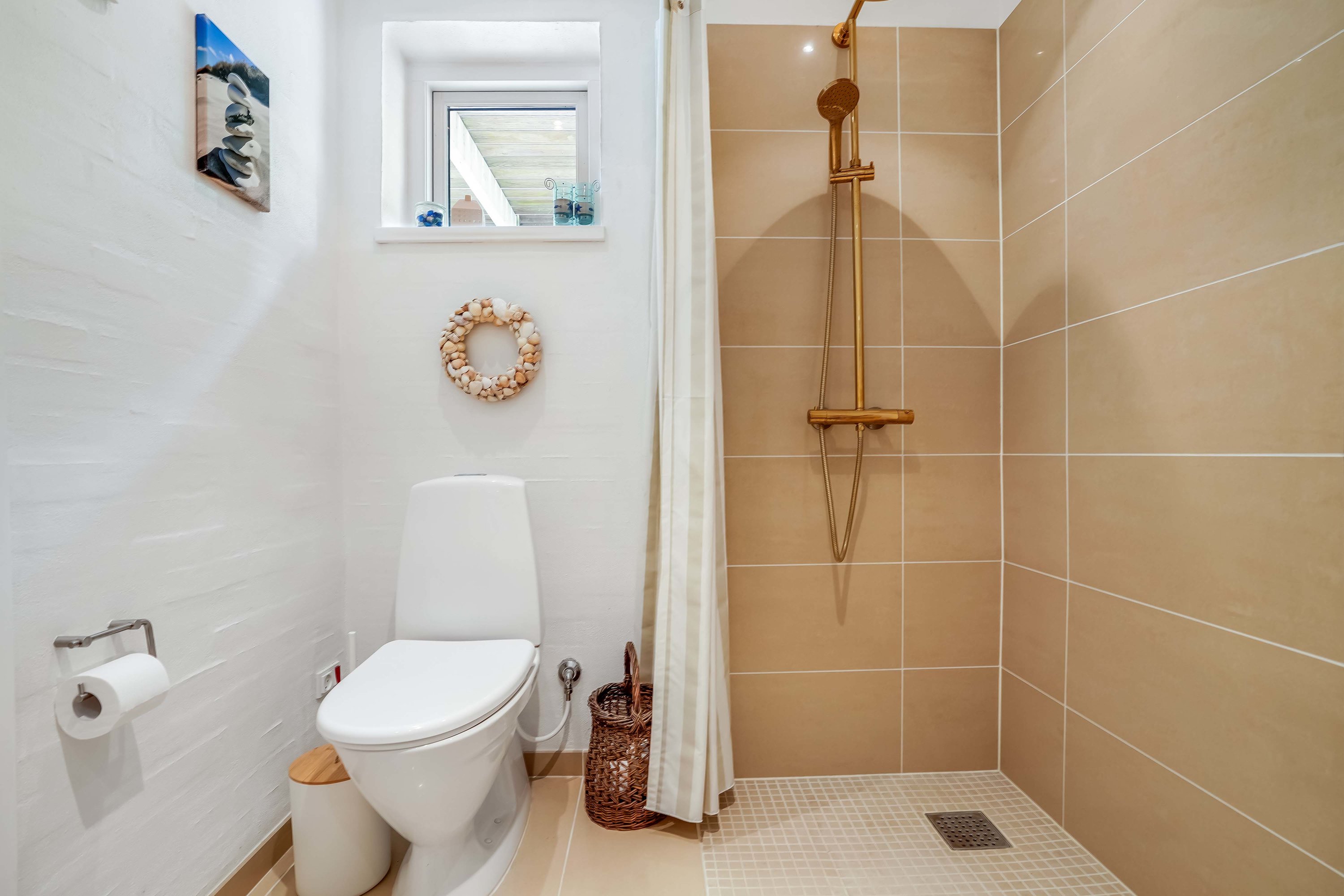 Fremhævet badeværelse billede i fuldskærmstilstand. Billede af Dæmningen 95, Strib, 5500 Middelfart