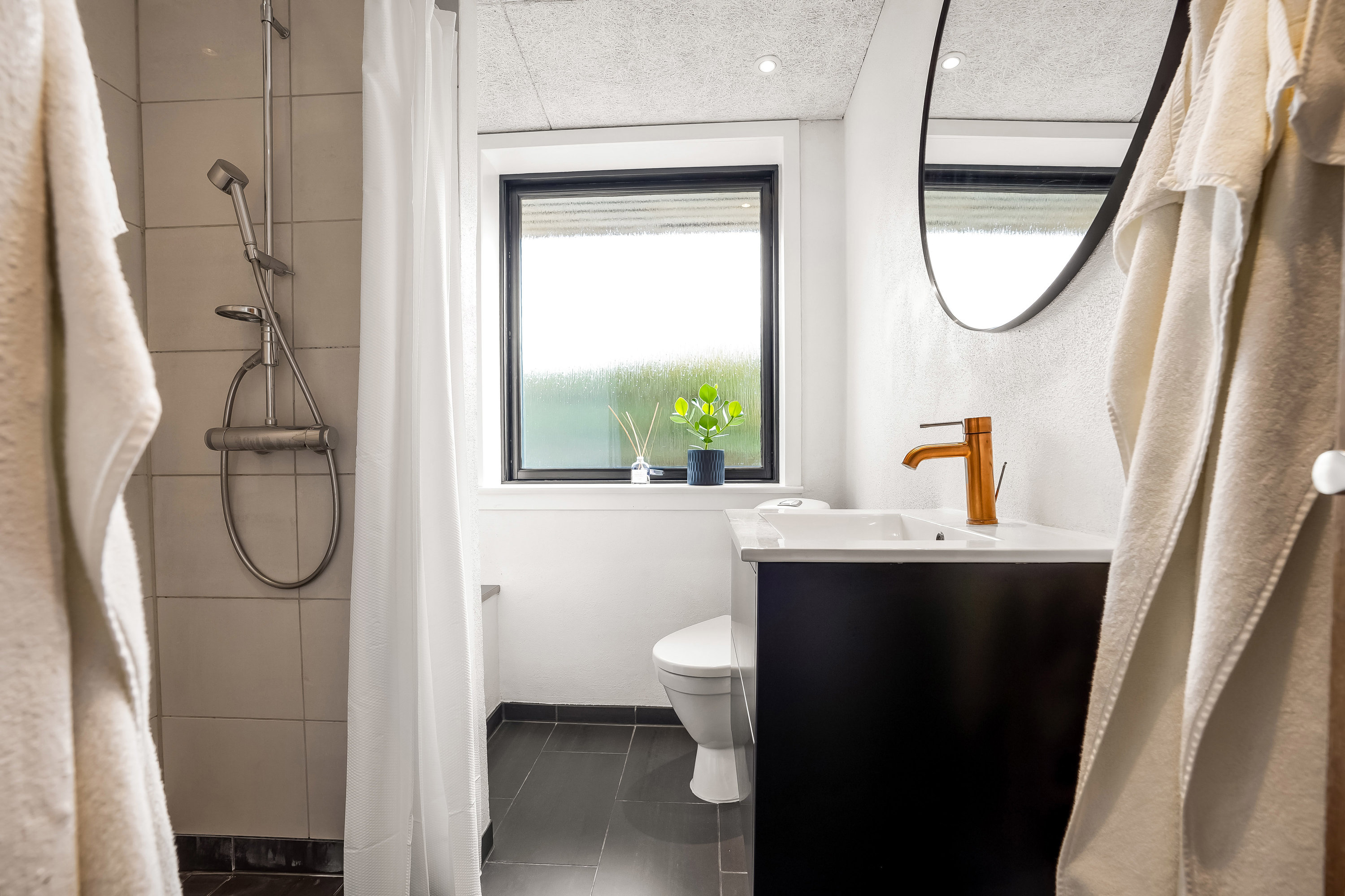 Fremhævet badeværelse billede i fuldskærmstilstand. Billede af Spurvevej 3, 5500 Middelfart