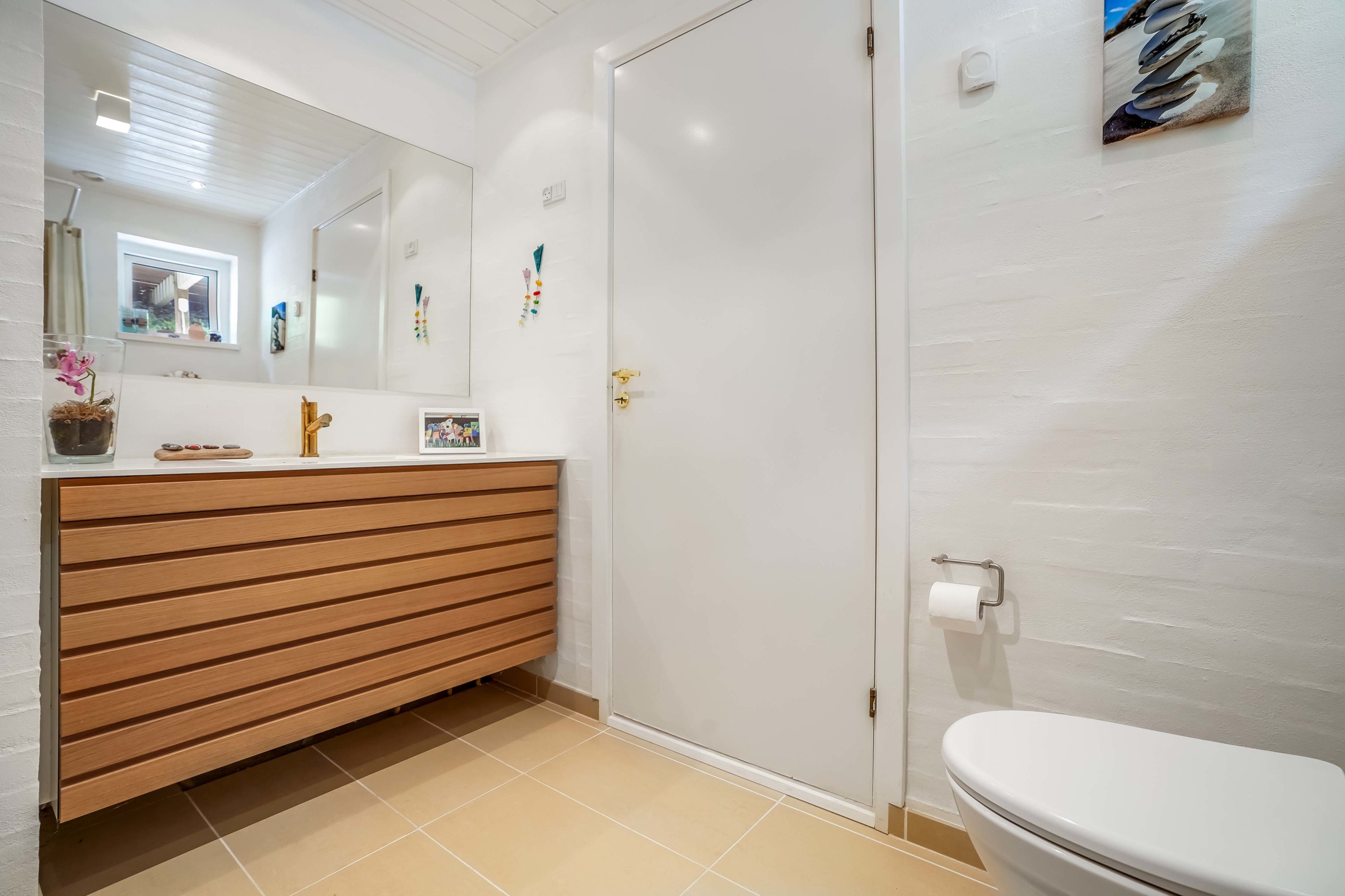 Fremhævet badeværelse billede i fuldskærmstilstand. Billede af Dæmningen 95, Strib, 5500 Middelfart