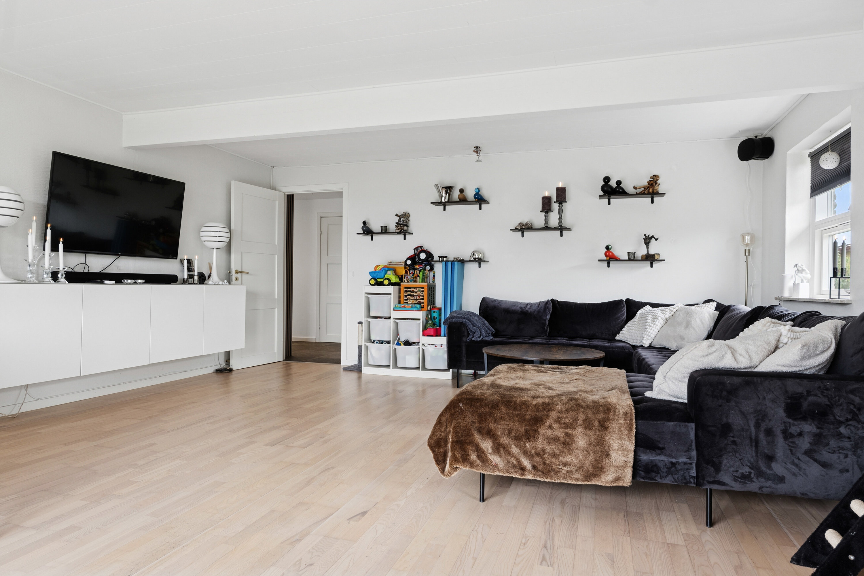 Fremhævet stue billede i fuldskærmstilstand. Billede af Stærgårdsvangen 29, 4550 Asnæs