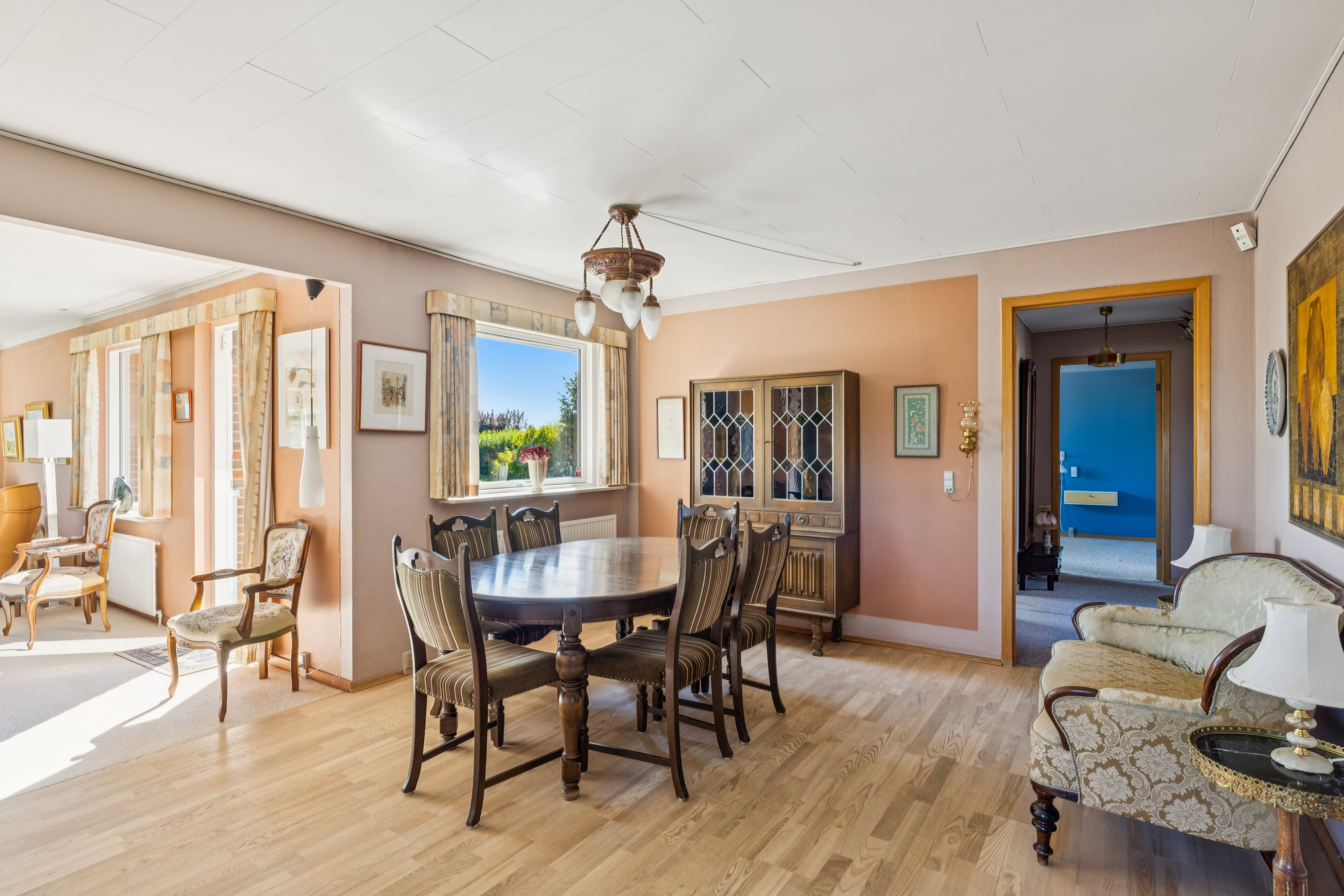 Fremhævet stue billede i fuldskærmstilstand. Billede af Rosenhøjvej 7, Ugelbølle, 8410 Rønde