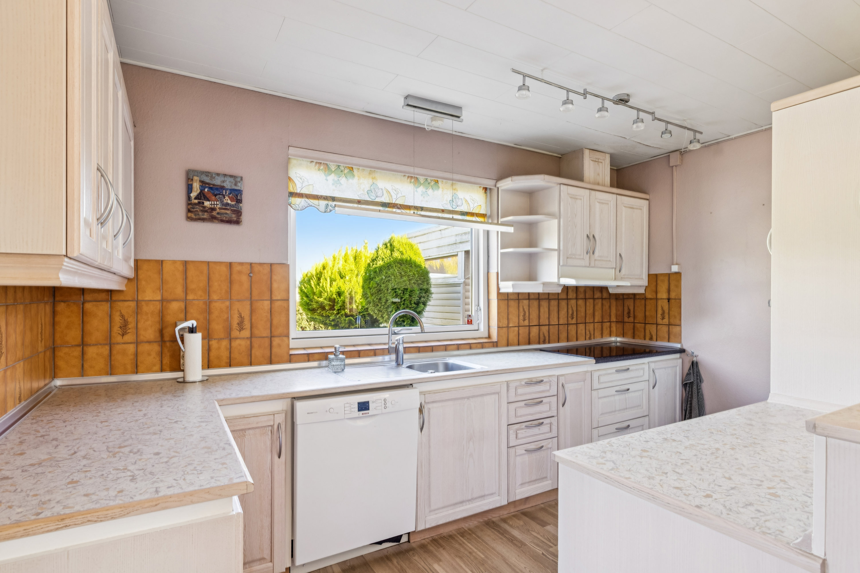 Fremhævet køkken billede i fuldskærmstilstand. Billede af Rosenhøjvej 7, Ugelbølle, 8410 Rønde