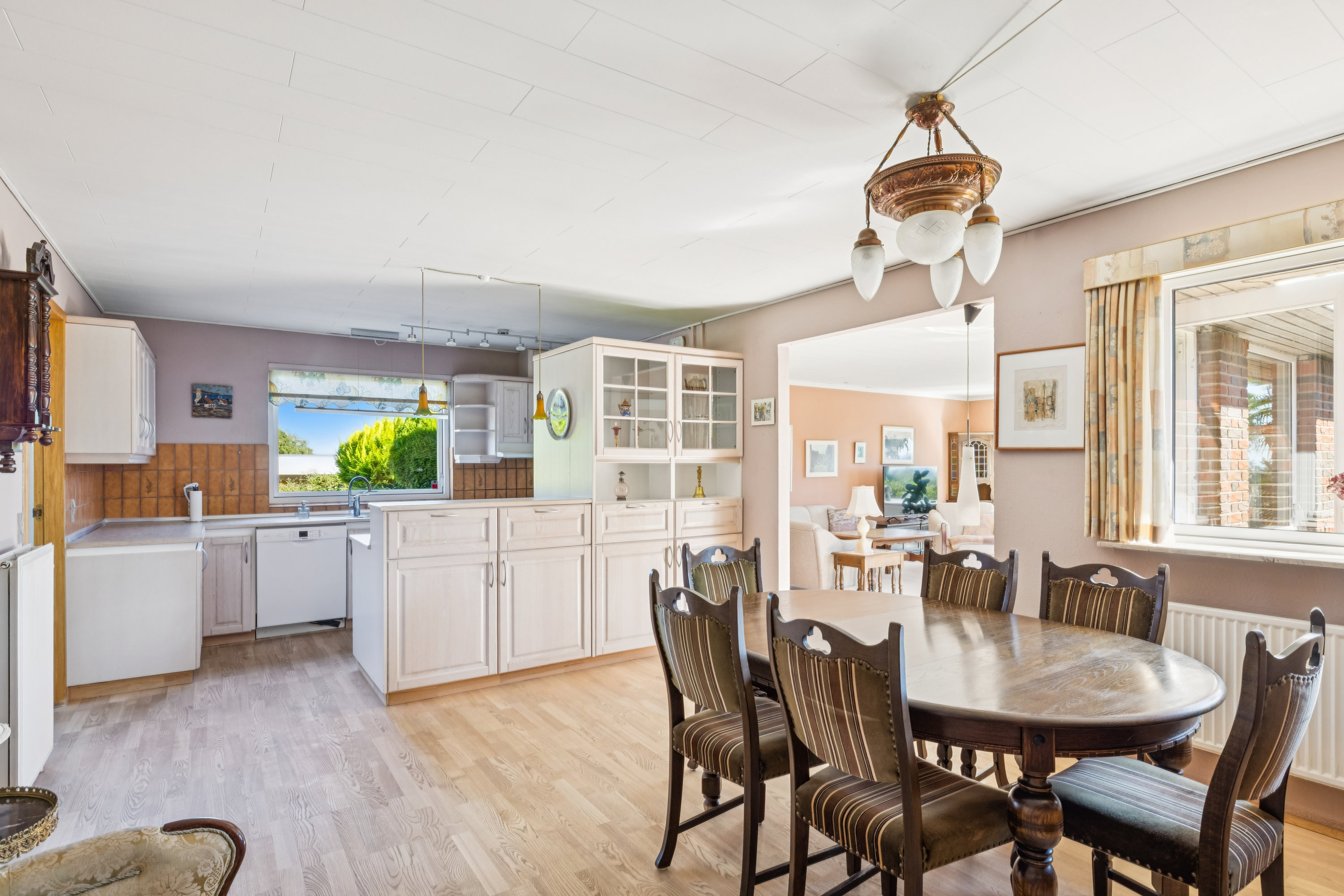 Fremhævet stue billede i fuldskærmstilstand. Billede af Rosenhøjvej 7, Ugelbølle, 8410 Rønde