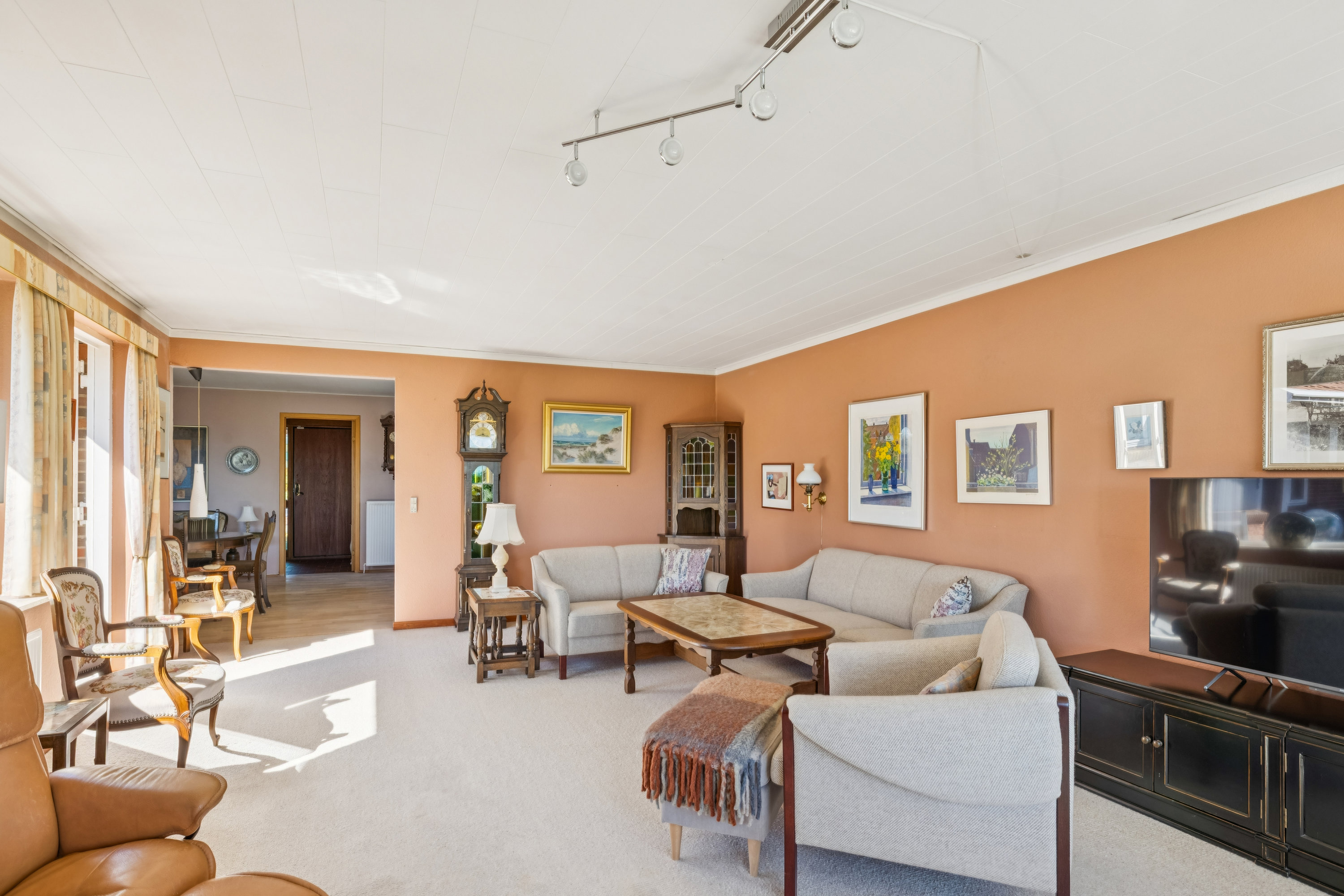 Fremhævet stue billede i fuldskærmstilstand. Billede af Rosenhøjvej 7, Ugelbølle, 8410 Rønde