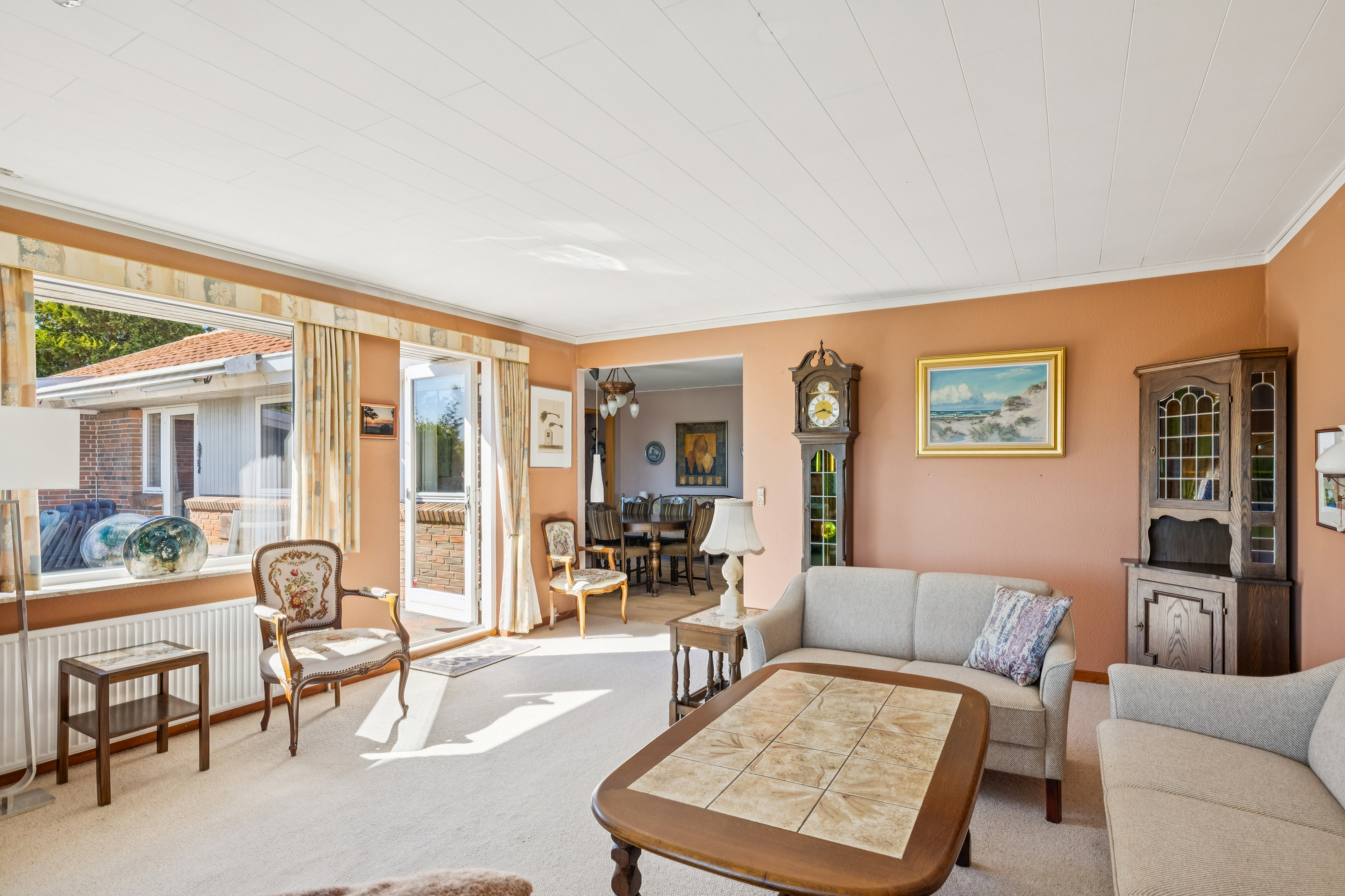 Fremhævet stue billede i fuldskærmstilstand. Billede af Rosenhøjvej 7, Ugelbølle, 8410 Rønde