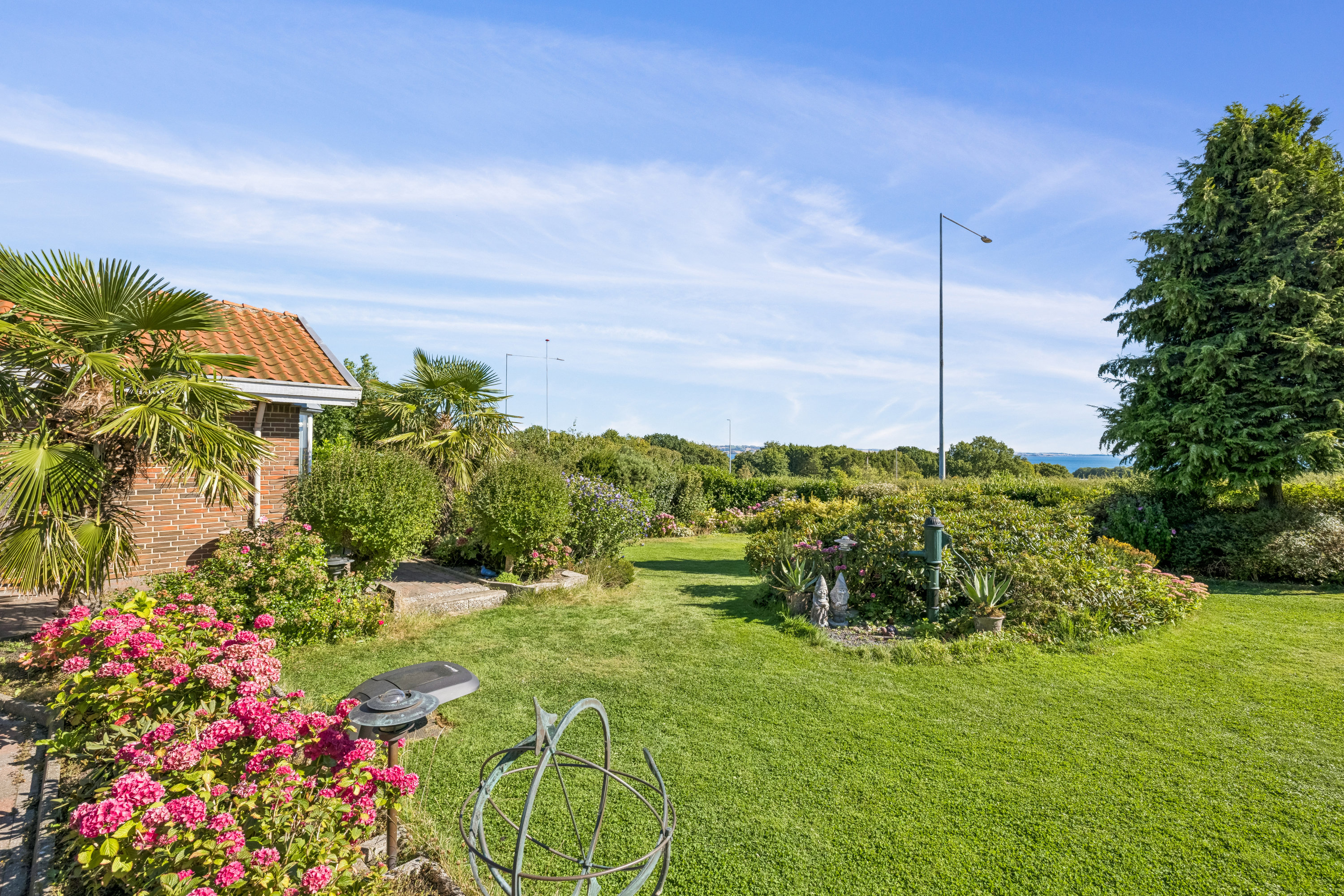 Fremhævet have billede i fuldskærmstilstand. Billede af Rosenhøjvej 7, Ugelbølle, 8410 Rønde