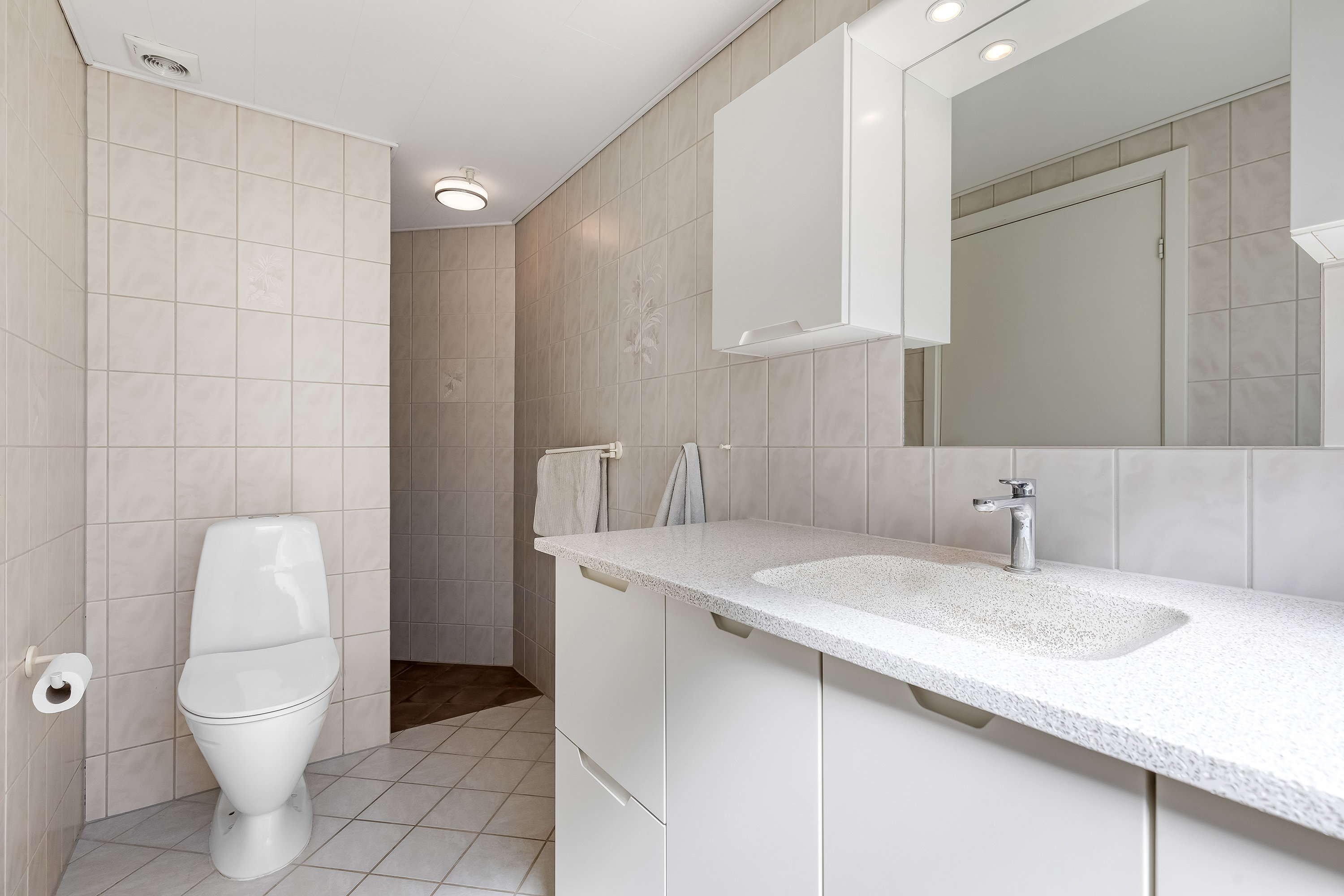 Fremhævet badeværelse billede i fuldskærmstilstand. Billede af Kalvehavevej 54B, 3250 Gilleleje