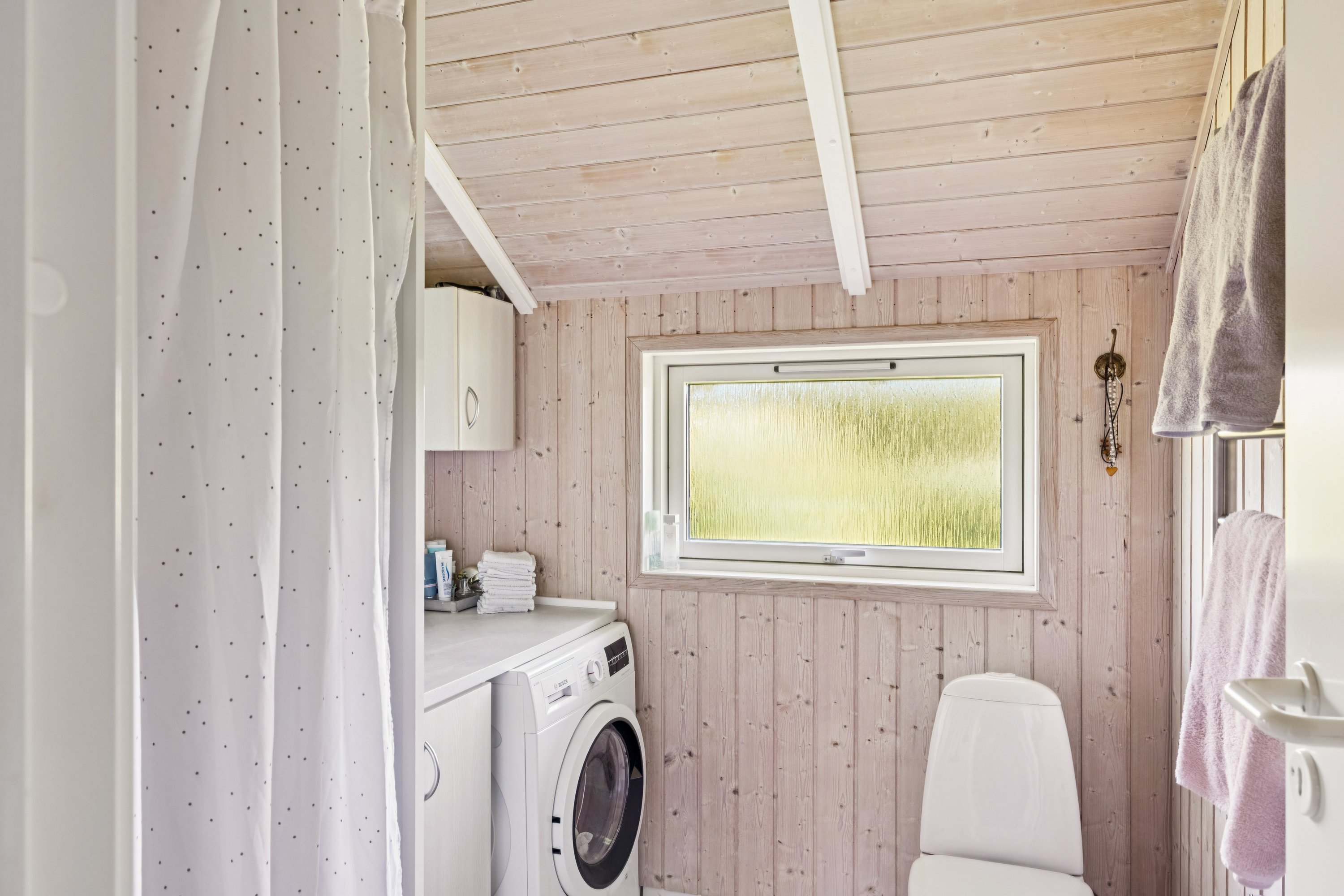 Fremhævet badeværelse billede i fuldskærmstilstand. Billede af Fridavej 54, Gjerrild, 8500 Grenaa