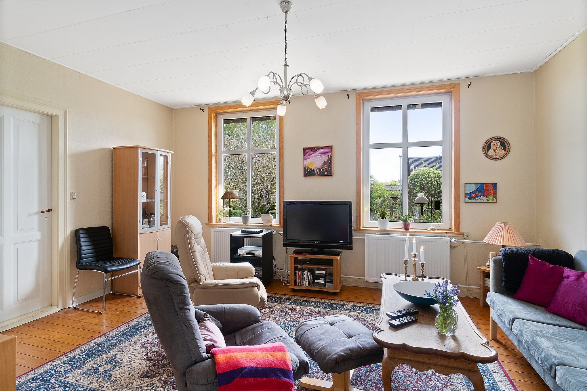 Fremhævet stue billede i fuldskærmstilstand. Billede af Kirkevej 137, Tolnekirkeby, 9870 Sindal