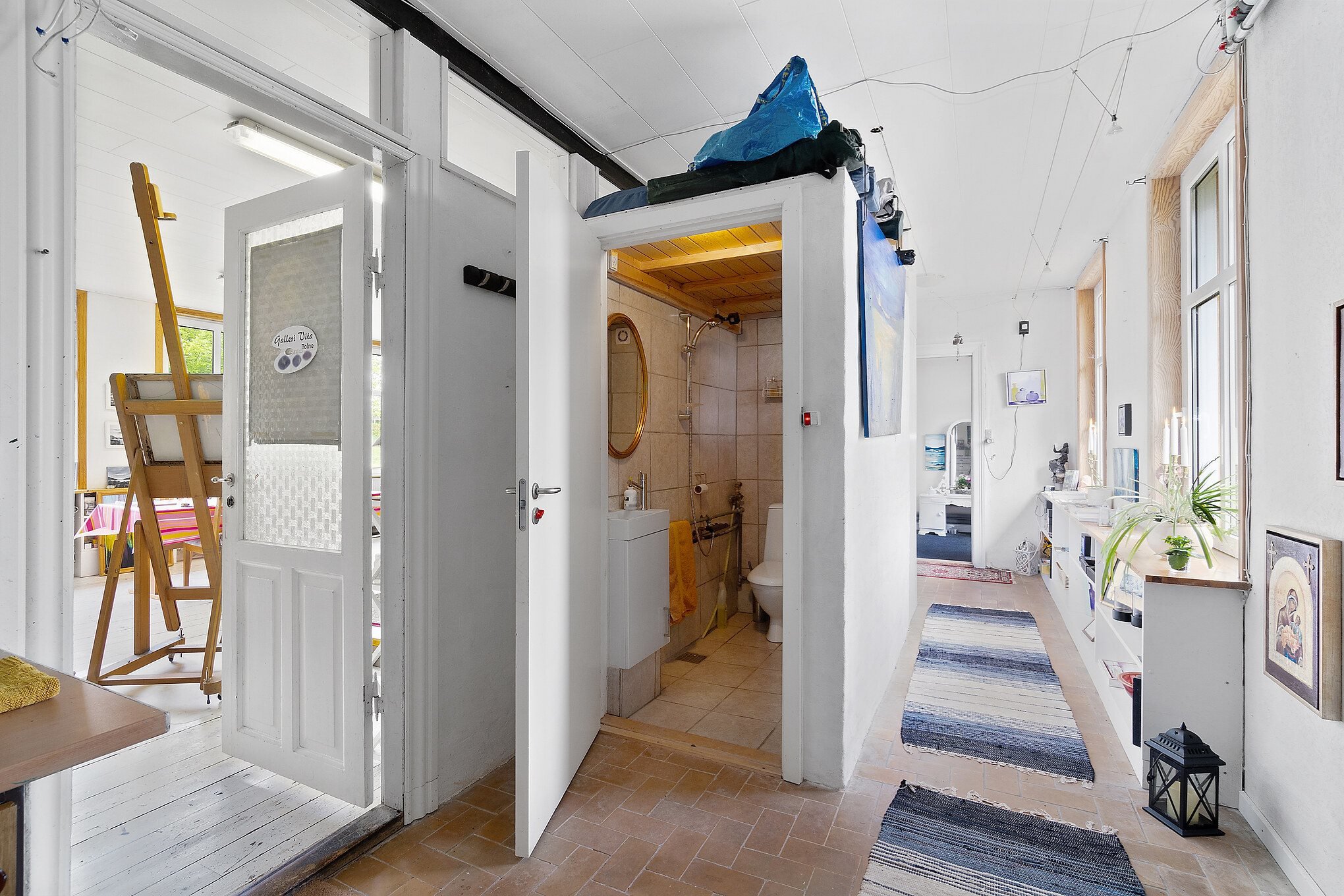 Fremhævet gang med toilet billede i fuldskærmstilstand. Billede af Kirkevej 137, Tolnekirkeby, 9870 Sindal