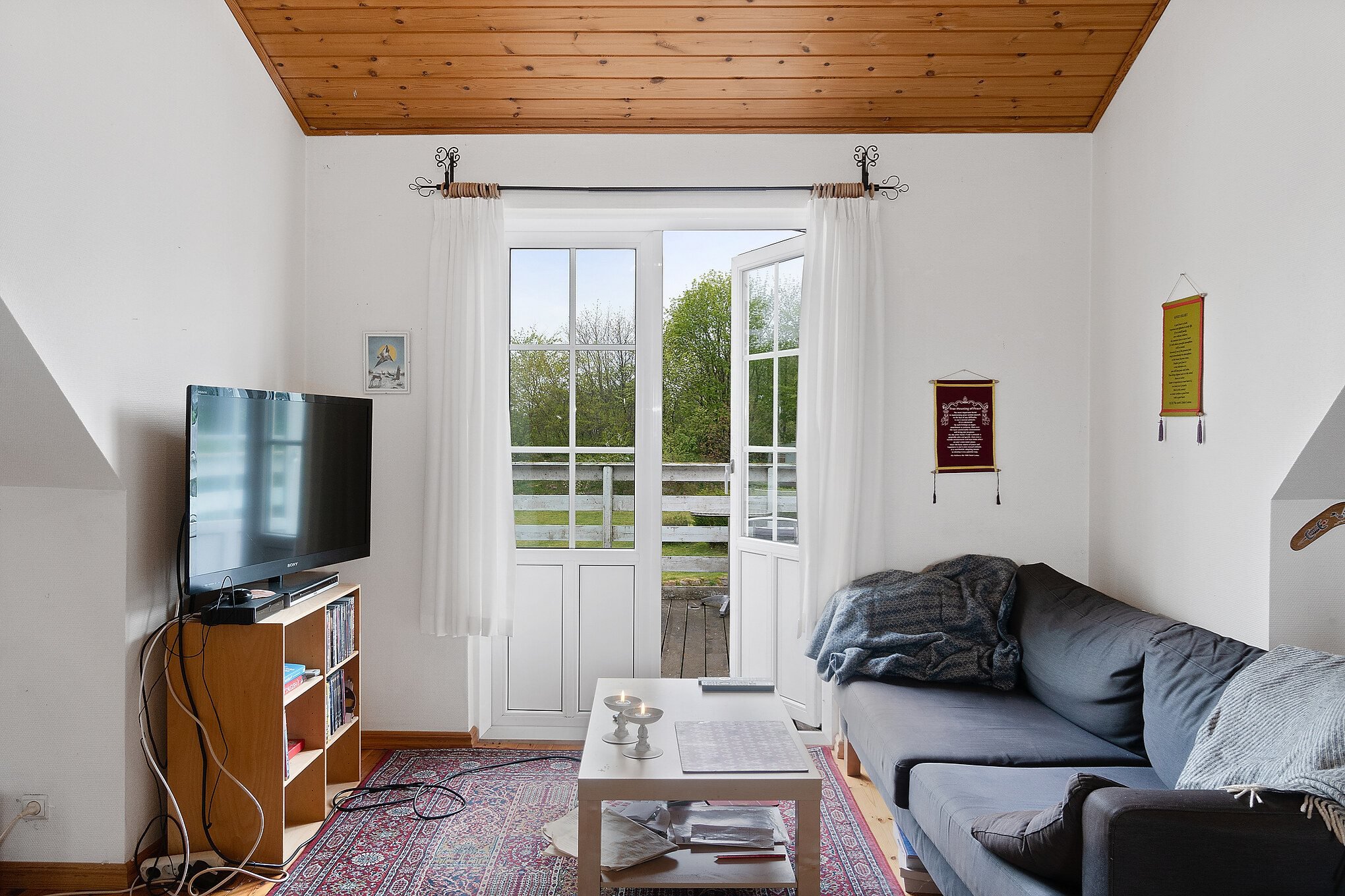 Fremhævet stue billede i fuldskærmstilstand. Billede af Kirkevej 137, Tolnekirkeby, 9870 Sindal