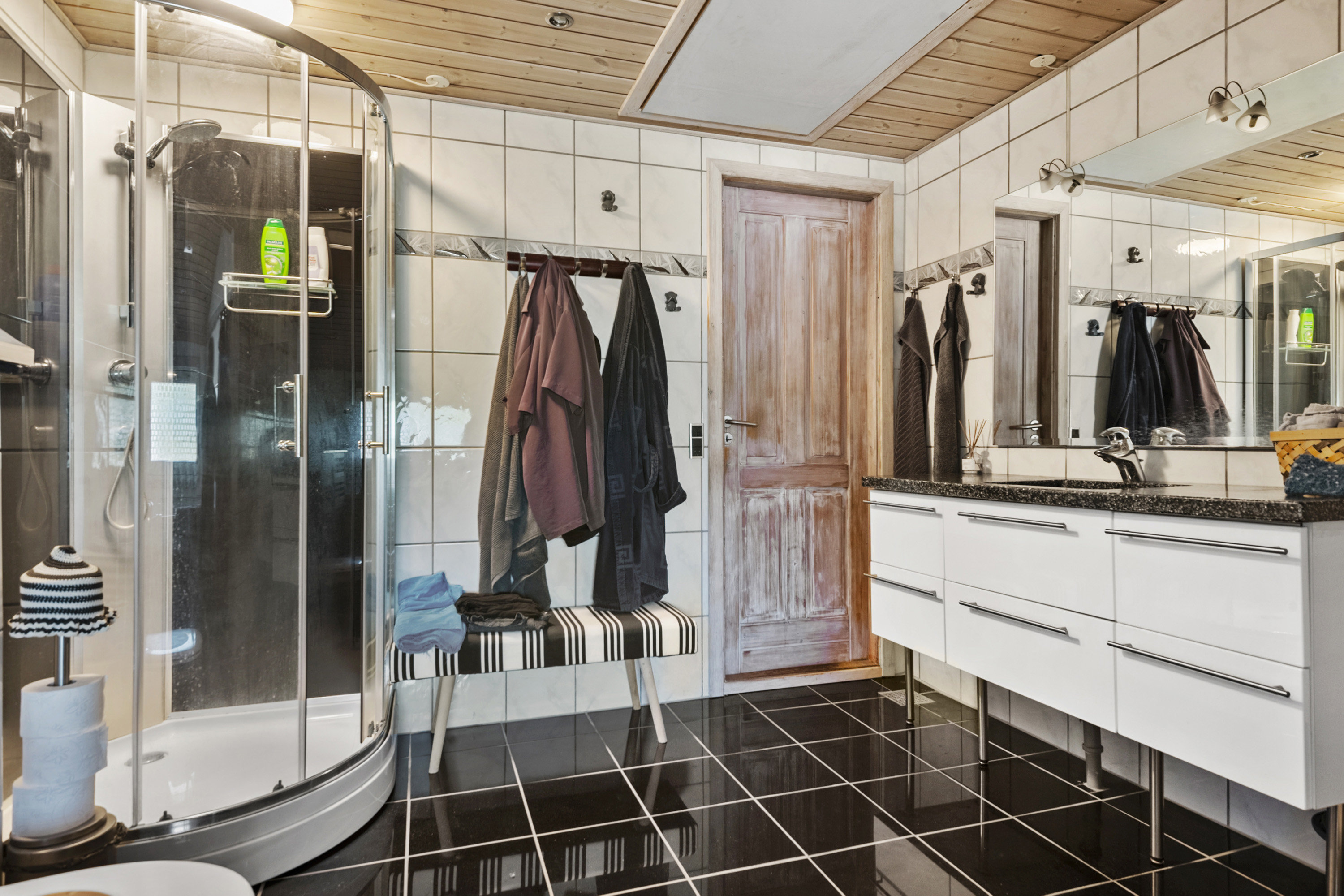 Fremhævet badeværelse billede i fuldskærmstilstand. Billede af Pouli Nielsensvej 57, Kysing Næs, 8300 Odder