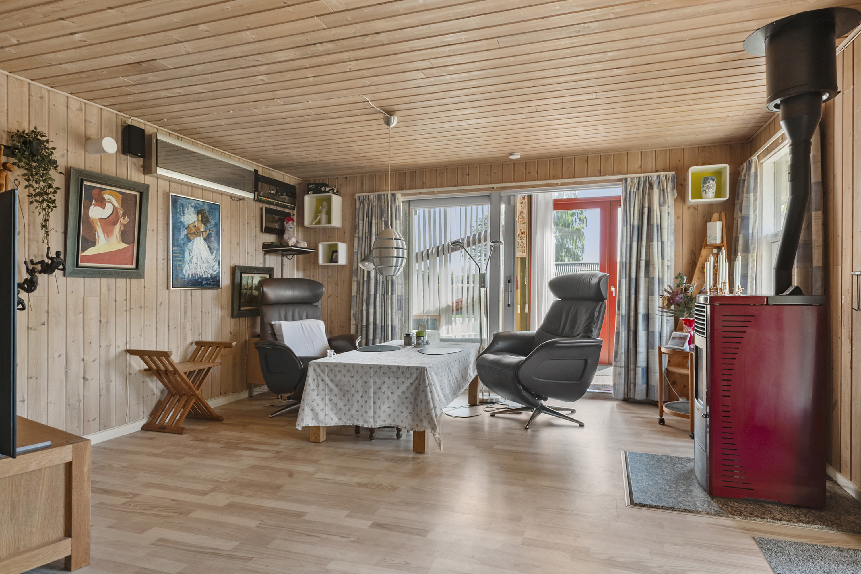 Fremhævet stue billede i fuldskærmstilstand. Billede af Pouli Nielsensvej 57, Kysing Næs, 8300 Odder