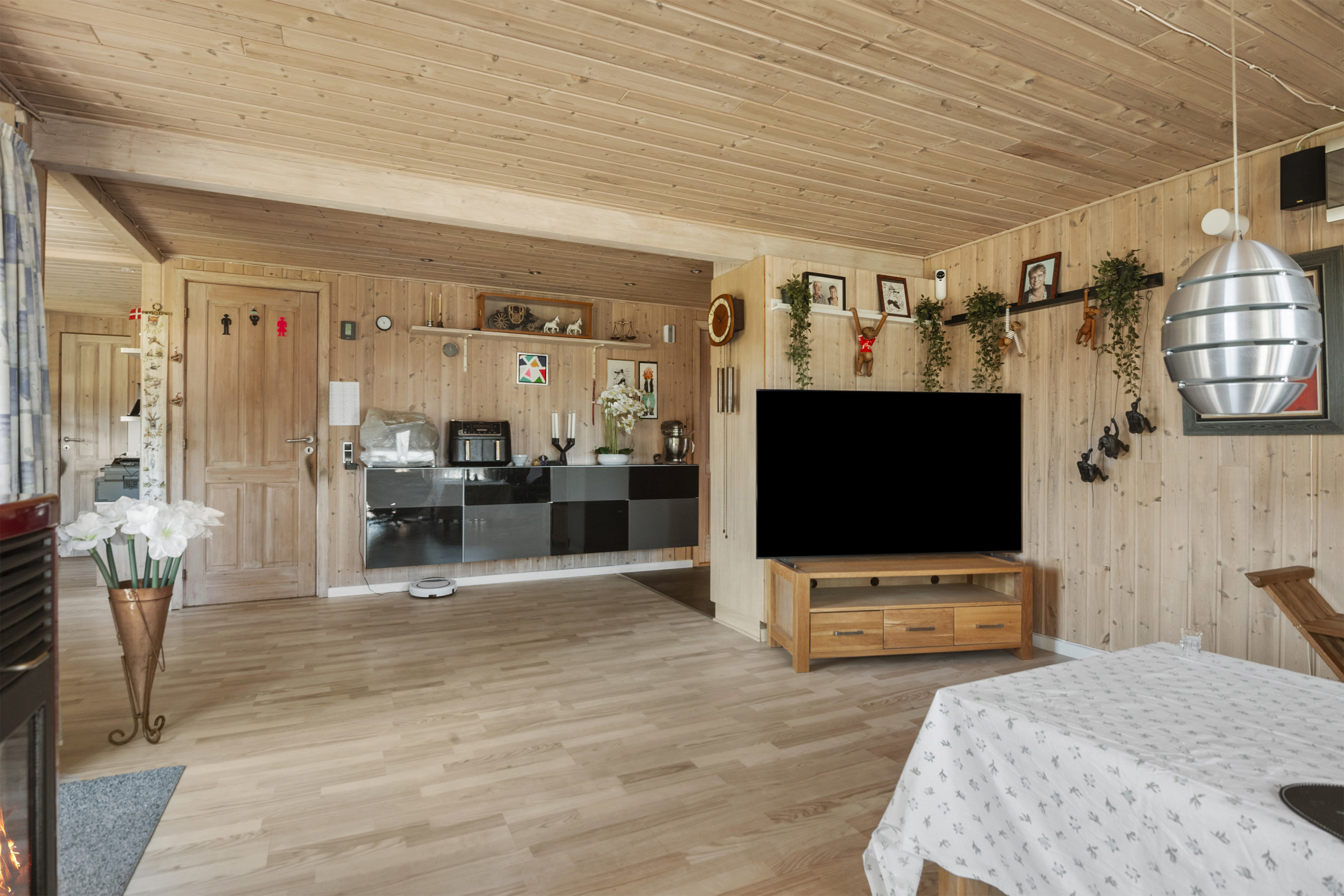 Fremhævet stue billede i fuldskærmstilstand. Billede af Pouli Nielsensvej 57, Kysing Næs, 8300 Odder