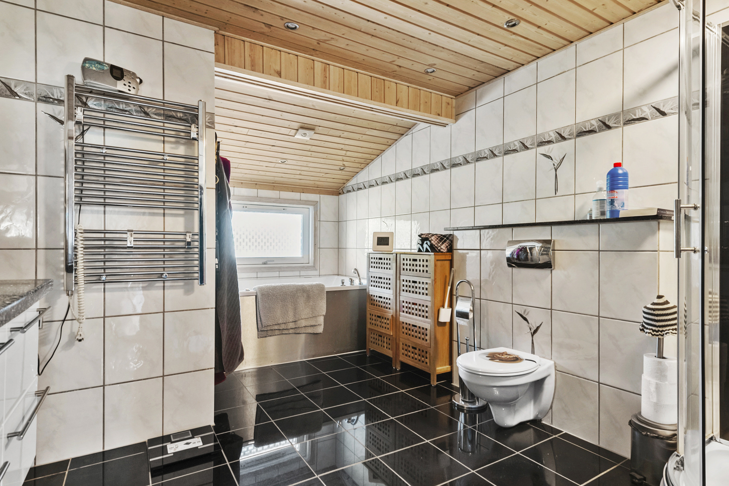 Fremhævet badeværelse billede i fuldskærmstilstand. Billede af Pouli Nielsensvej 57, Kysing Næs, 8300 Odder