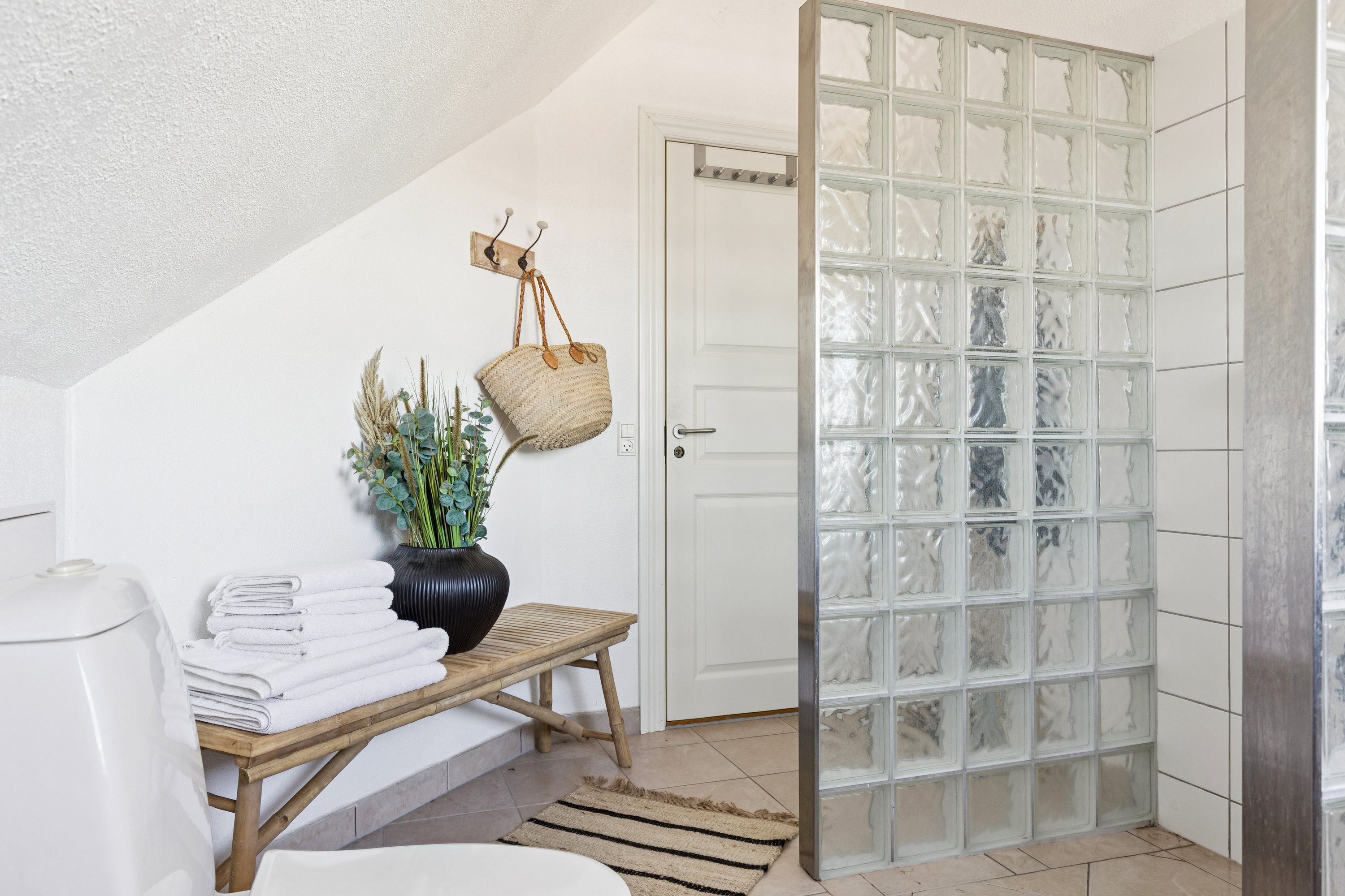 Fremhævet badeværelse billede i fuldskærmstilstand. Billede af Havnsøgårdsvej 47, Havnsø, 4591 Føllenslev