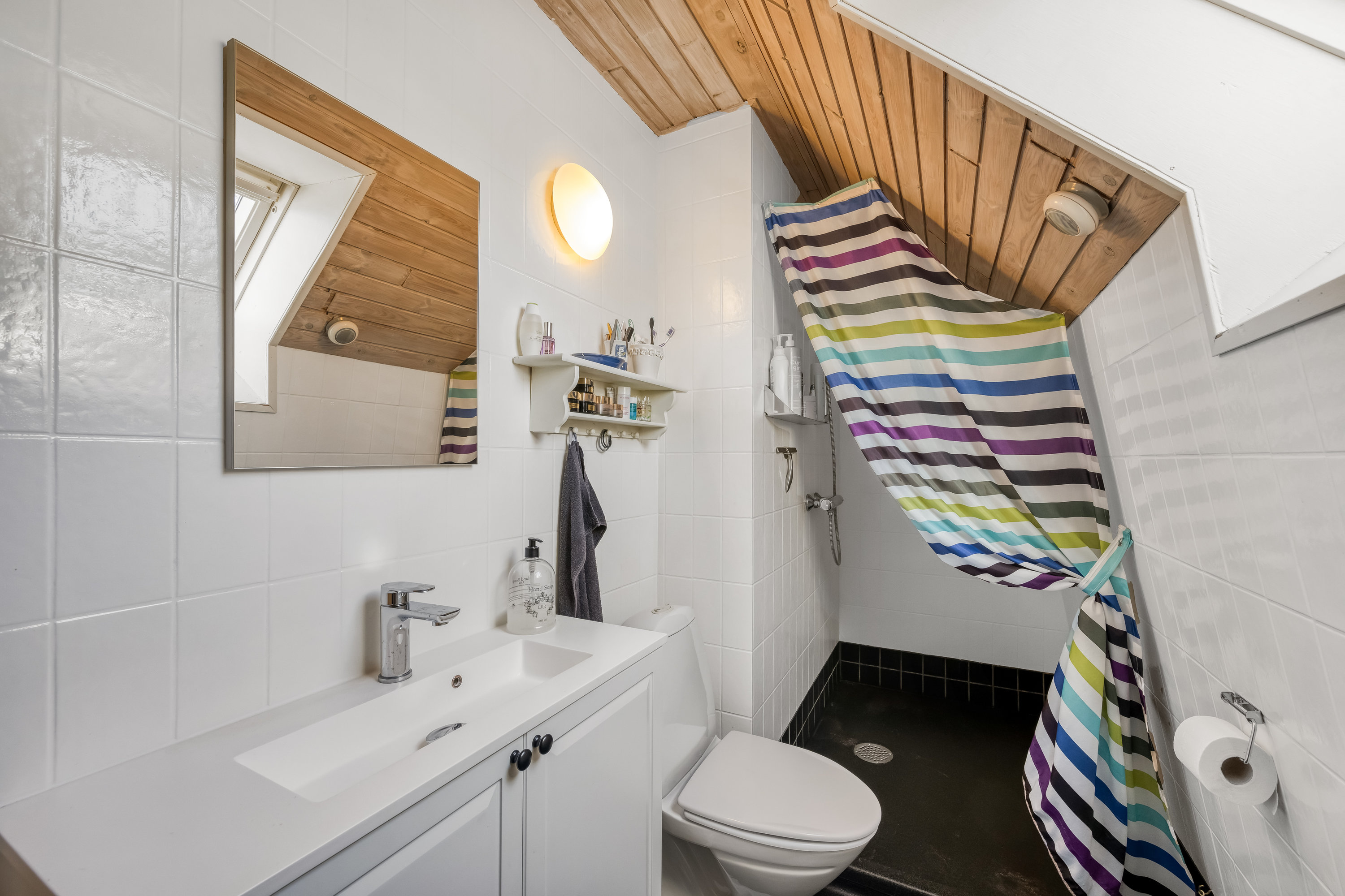 Fremhævet badeværelse billede i fuldskærmstilstand. Billede af Poppelalle 14, 6900 Skjern