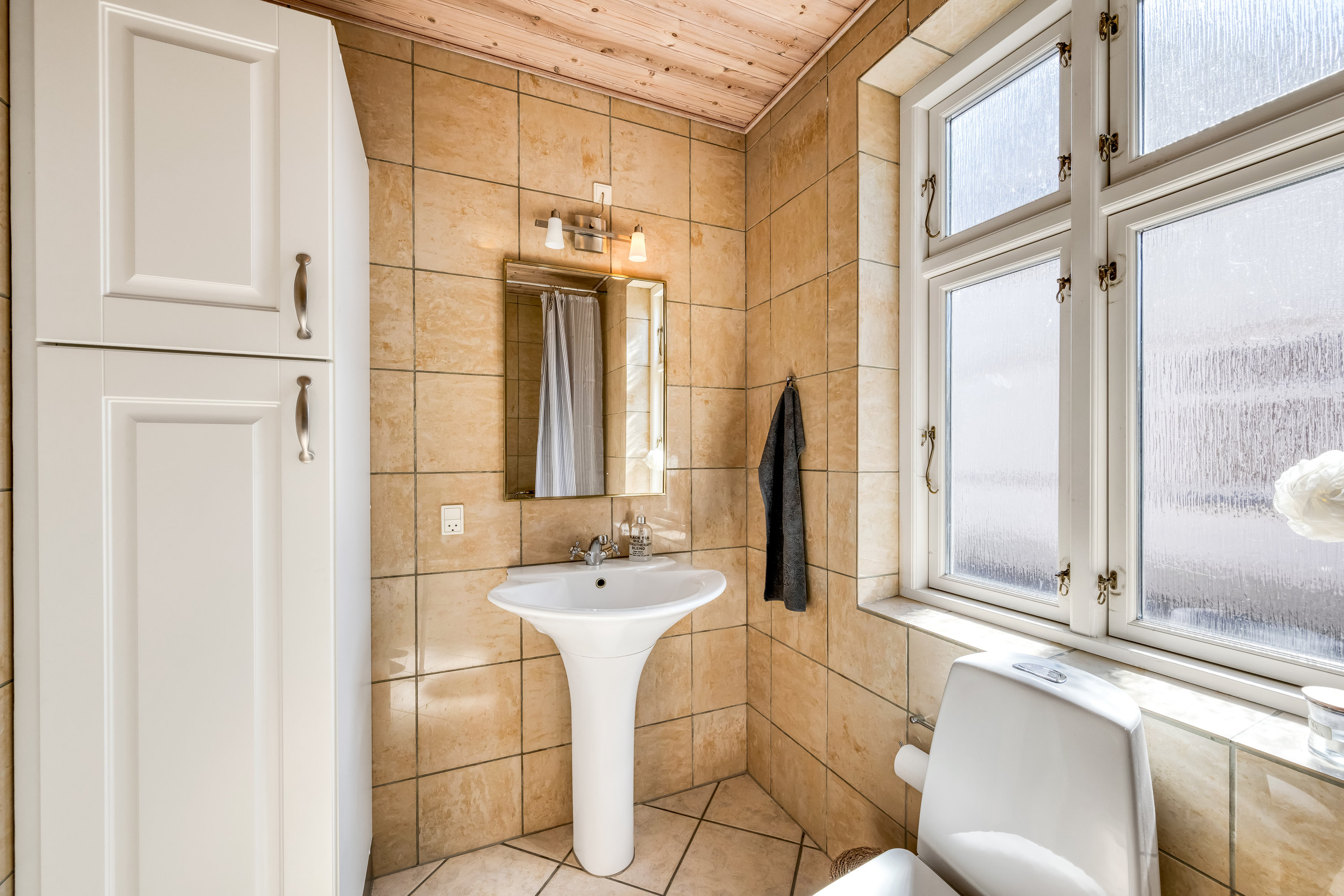 Fremhævet badeværelse billede i fuldskærmstilstand. Billede af Poppelalle 14, 6900 Skjern