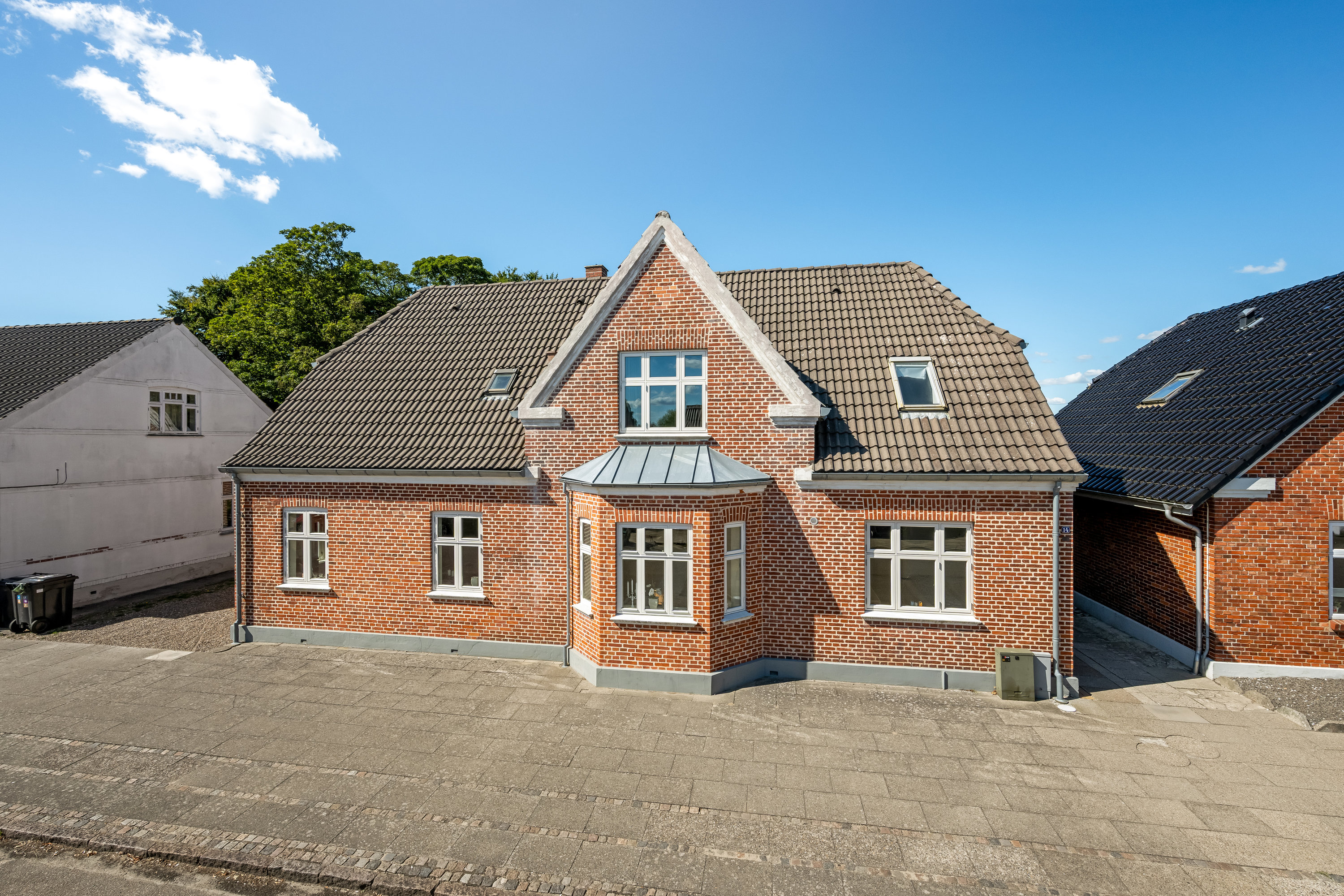 Fremhævet facade billede i fuldskærmstilstand. Billede af Poppelalle 14, 6900 Skjern