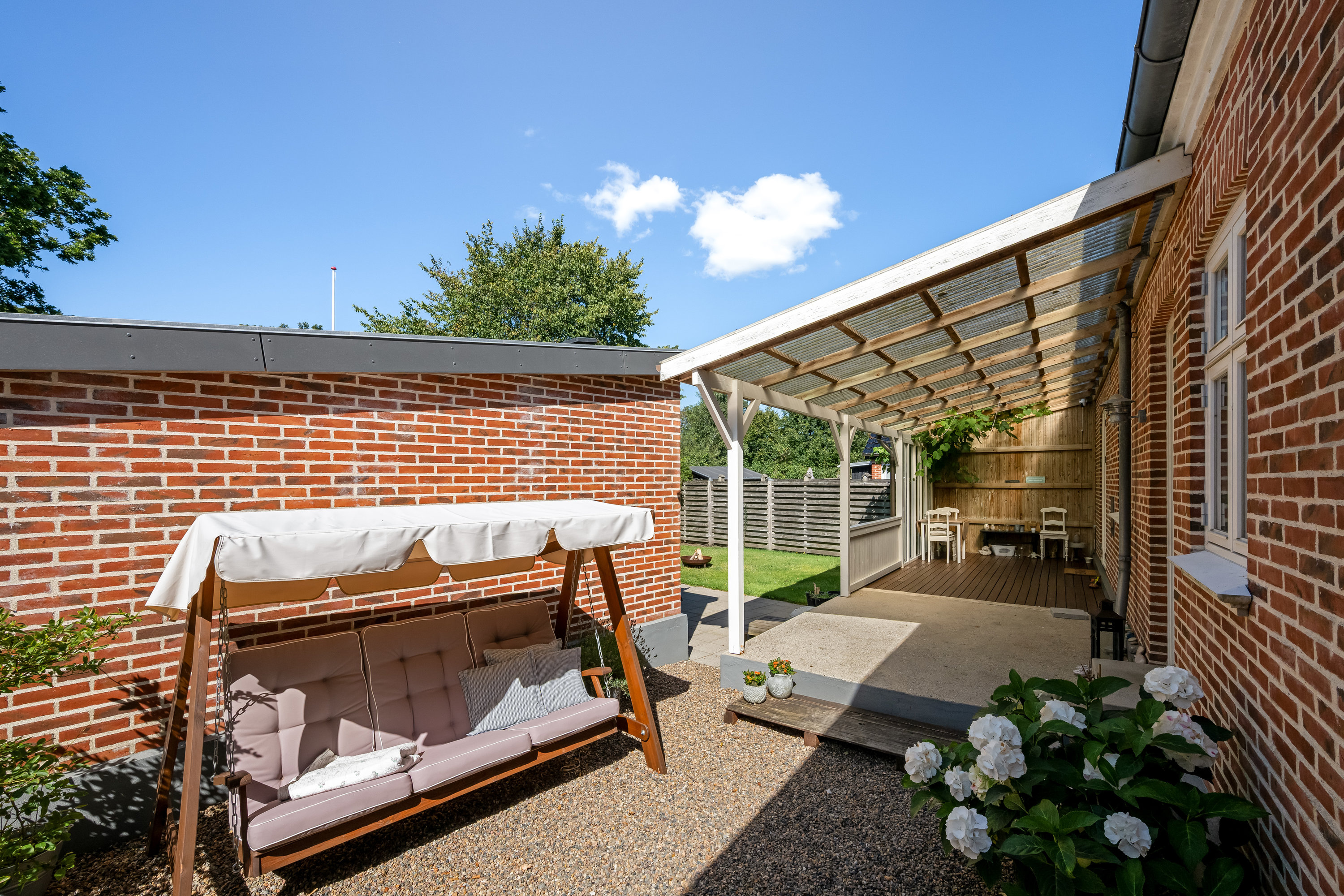 Fremhævet overdækket terrasse billede i fuldskærmstilstand. Billede af Poppelalle 14, 6900 Skjern