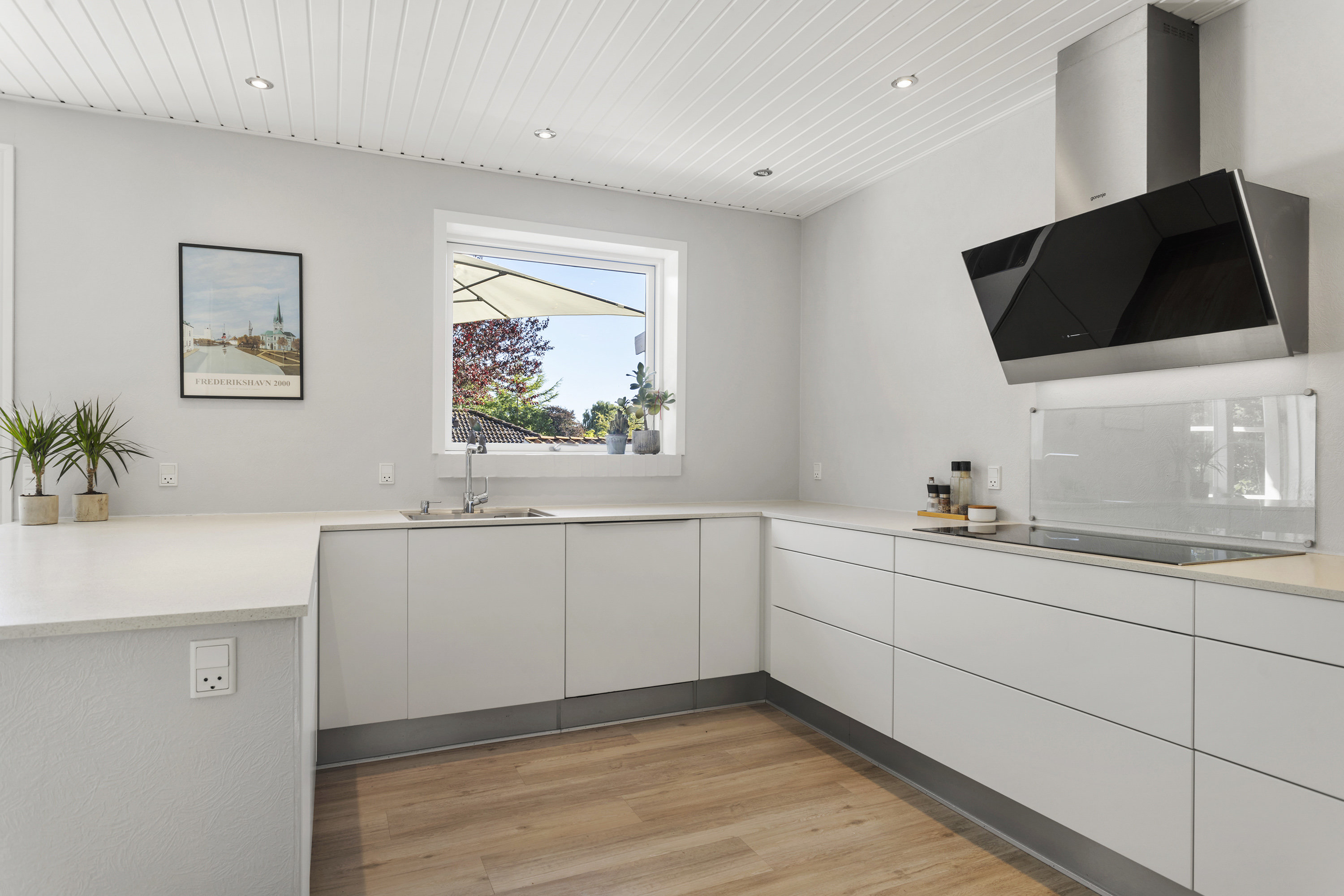 Fremhævet køkken billede i fuldskærmstilstand. Billede af Overlæge Ottosens Vej 8, 9900 Frederikshavn