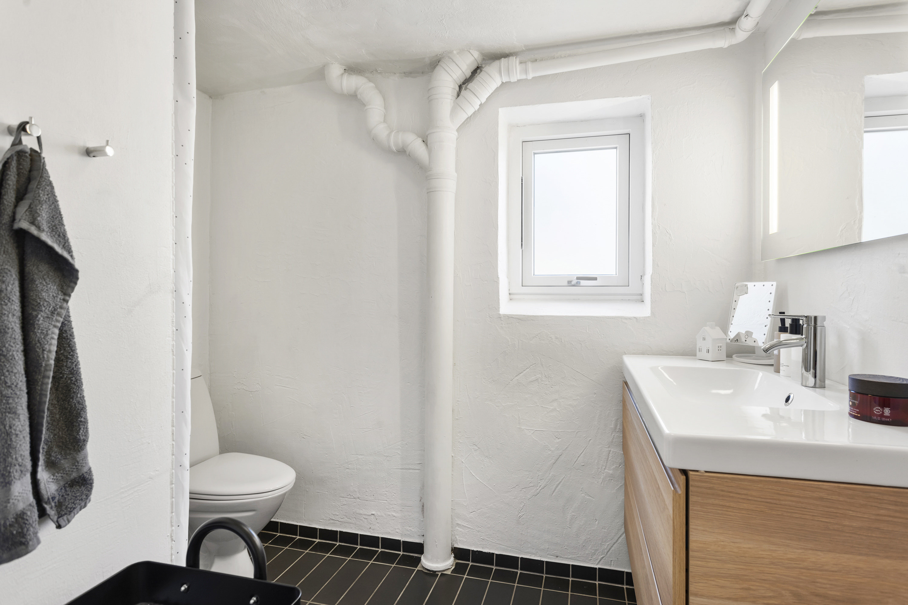 Fremhævet badeværelse billede i fuldskærmstilstand. Billede af Overlæge Ottosens Vej 8, 9900 Frederikshavn