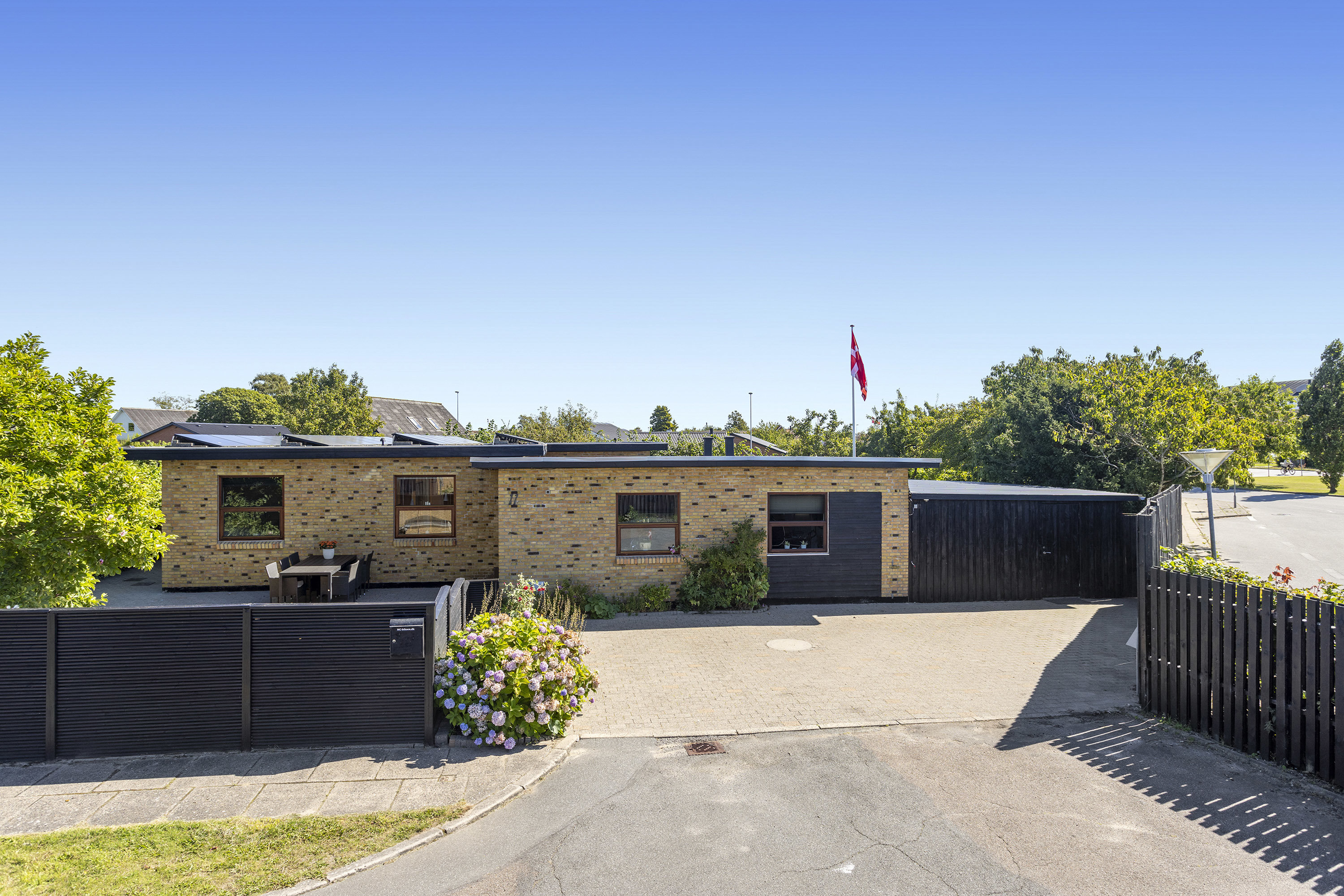 Fremhævet facade billede i fuldskærmstilstand. Billede af Otto Ruds Vej 11, 9900 Frederikshavn