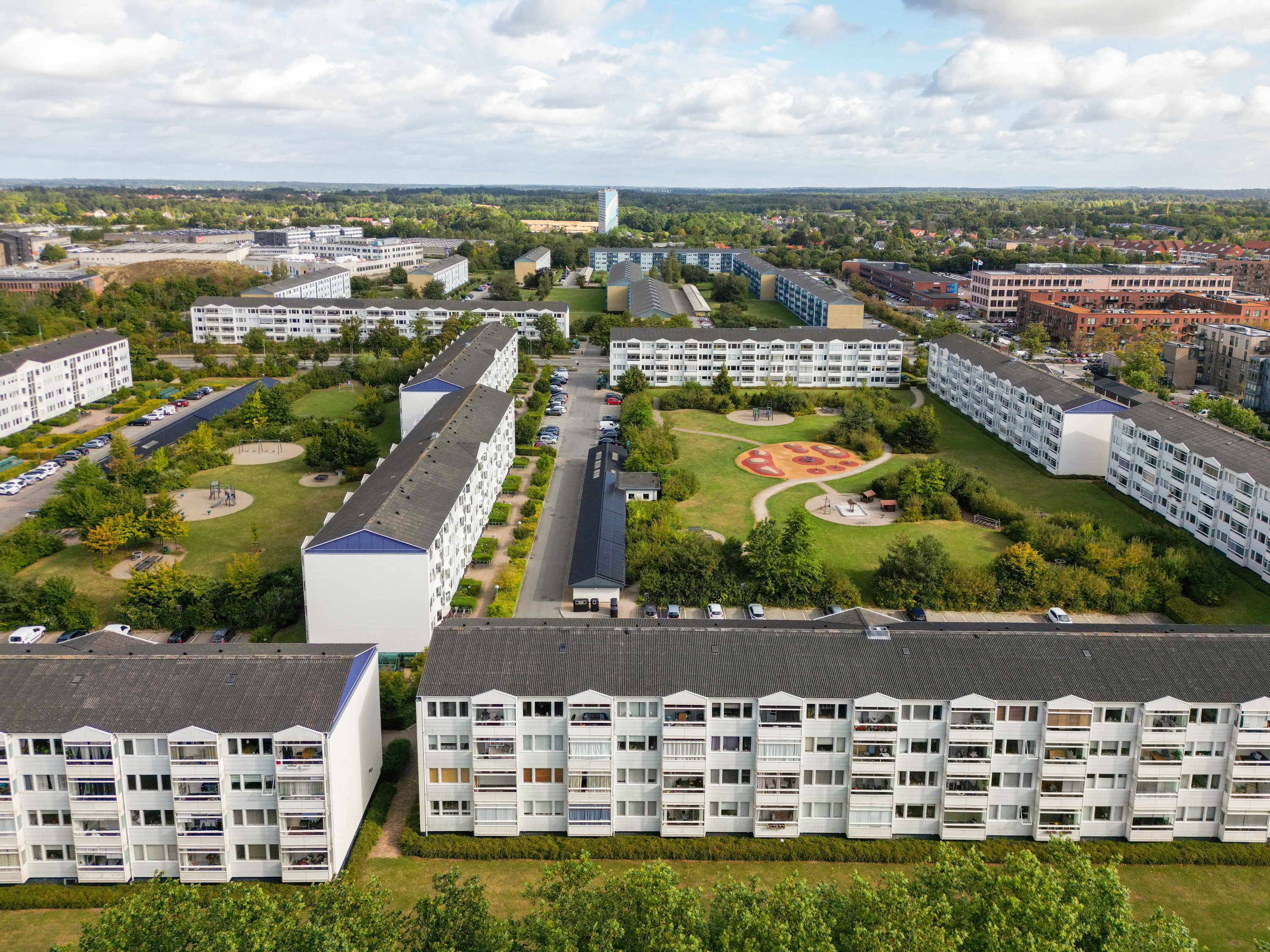 Fremhævet drone billede i fuldskærmstilstand. Billede af Roasvej 50, 2750 Ballerup