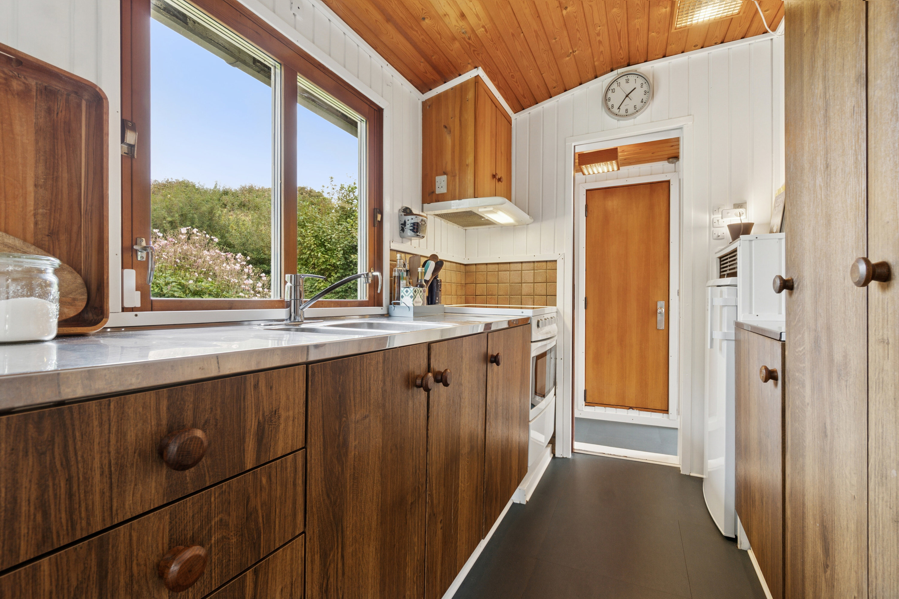 Fremhævet køkken billede i fuldskærmstilstand. Billede af Klintevej 28, Hald Strand, 3390 Hundested