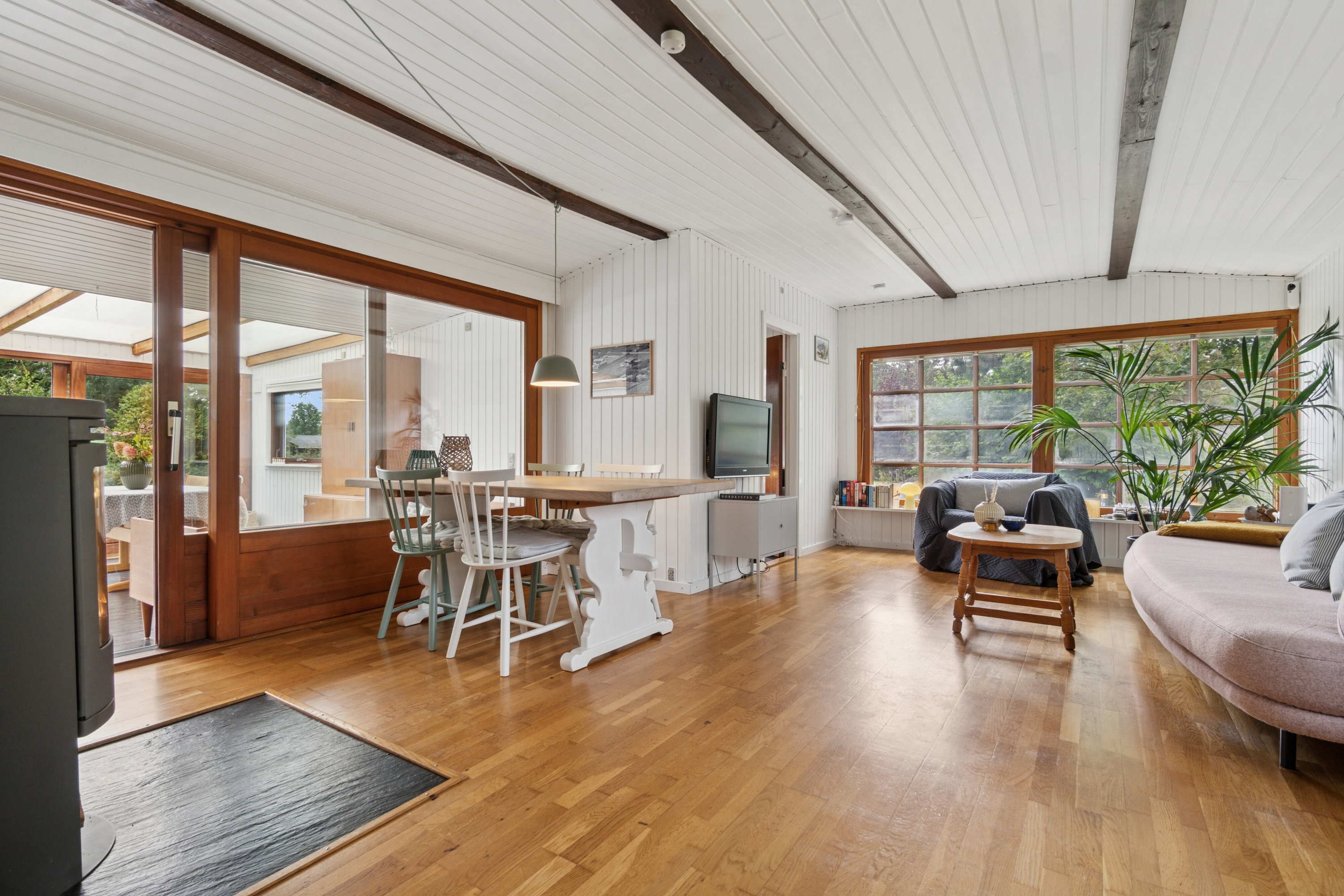 Fremhævet stue billede i fuldskærmstilstand. Billede af Klintevej 28, Hald Strand, 3390 Hundested